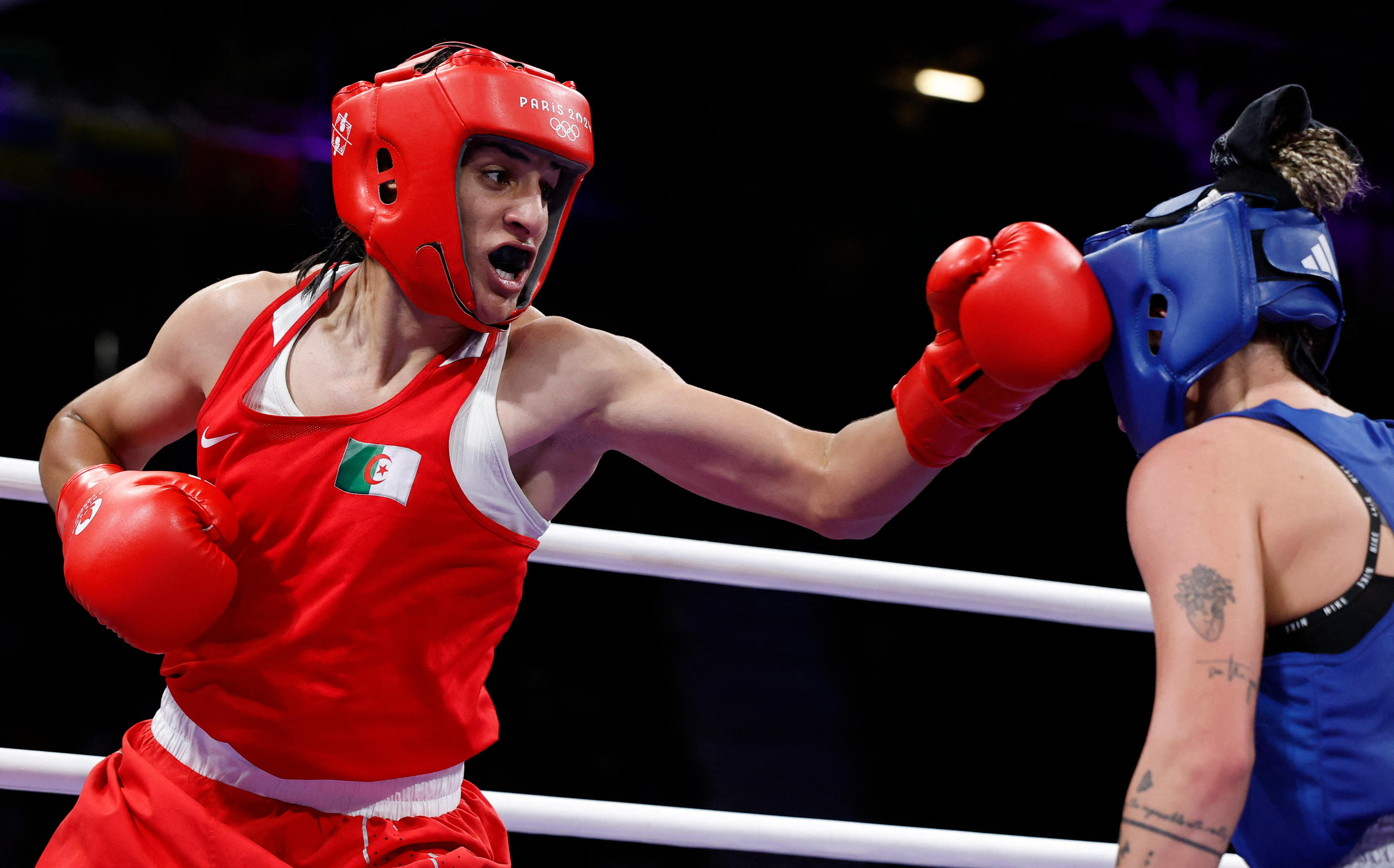 Ce samedi, Imane Khelif (à gauche) a dominé la Hongroise Anna Luca Hamori dans la catégorie des moins de 66 kg, à l’Arena Paris Nord, à Villepinte (Seine-Saint-Denis). Reuters/Peter Cziborra