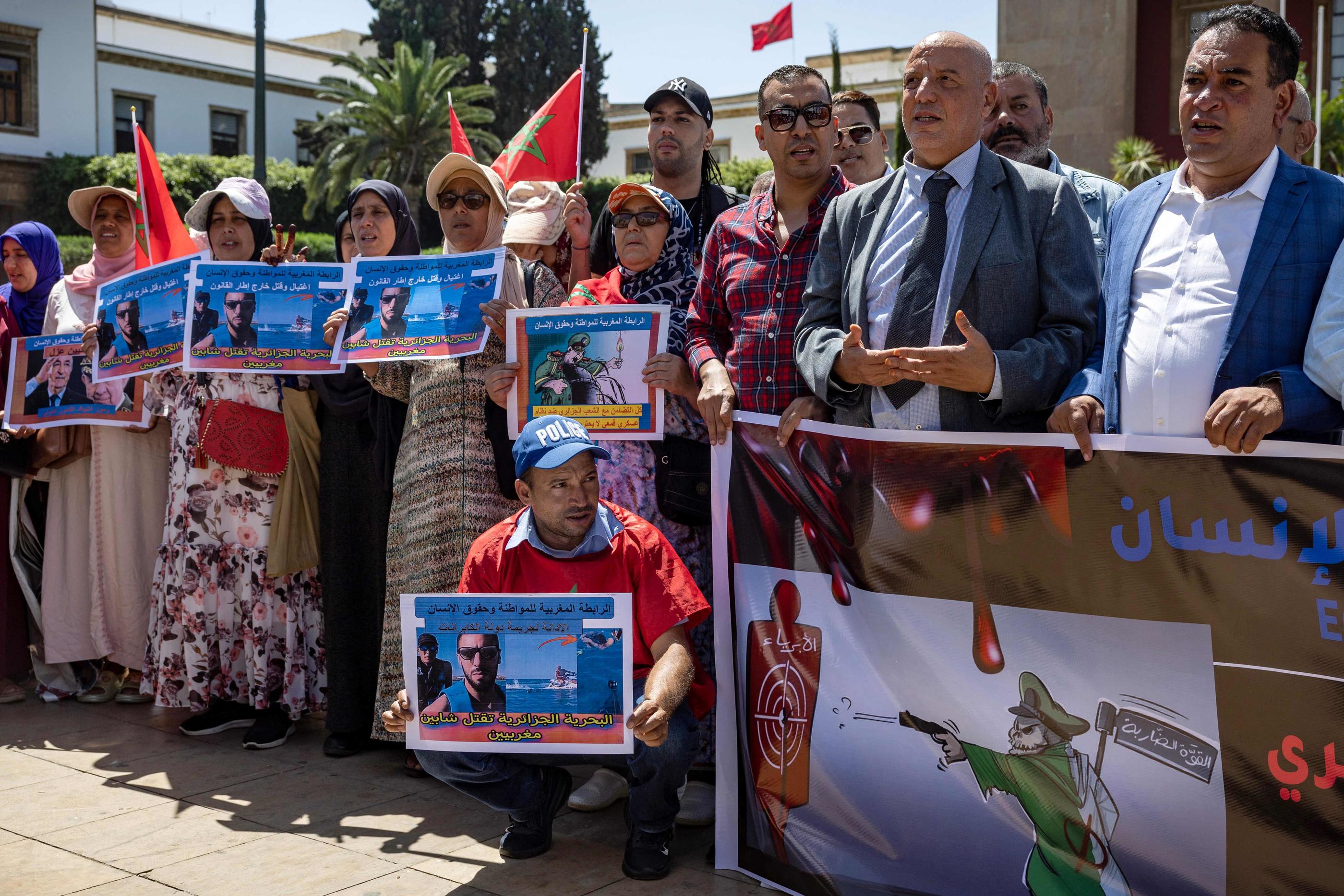 En septembre dernier, à Rabat (Maroc), des manifestants protestaient contre la mort de deux de leurs ressortissants tués par les garde-côtes algériens. Parmi, les victimes, Abdelali Mchiouer dont le corps vient d'être restitué à sa famille. AFP/Fadel Senna