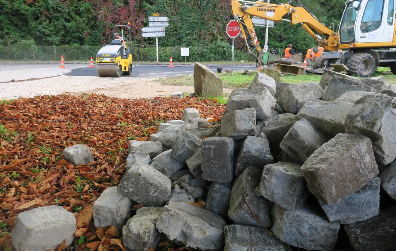 <b></b> Le Val-Saint-Germain, ce vendredi 6 octobre 2017. Une partie des pavés de la D 27 a été enlevée, et remplacée par une couche de grave bitume. D’ici la mi-novembre, ils seront tous retirés puis reposés. 