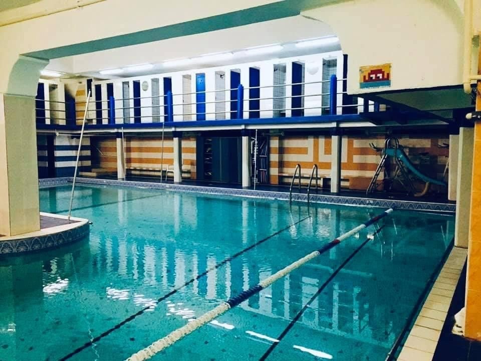 Vingt-sept heures par semaine, la piscine située au 160, de la rue Oberkampf (Paris XIe, ici en février 2022) accueillera désormais des scolaires. Photo DR