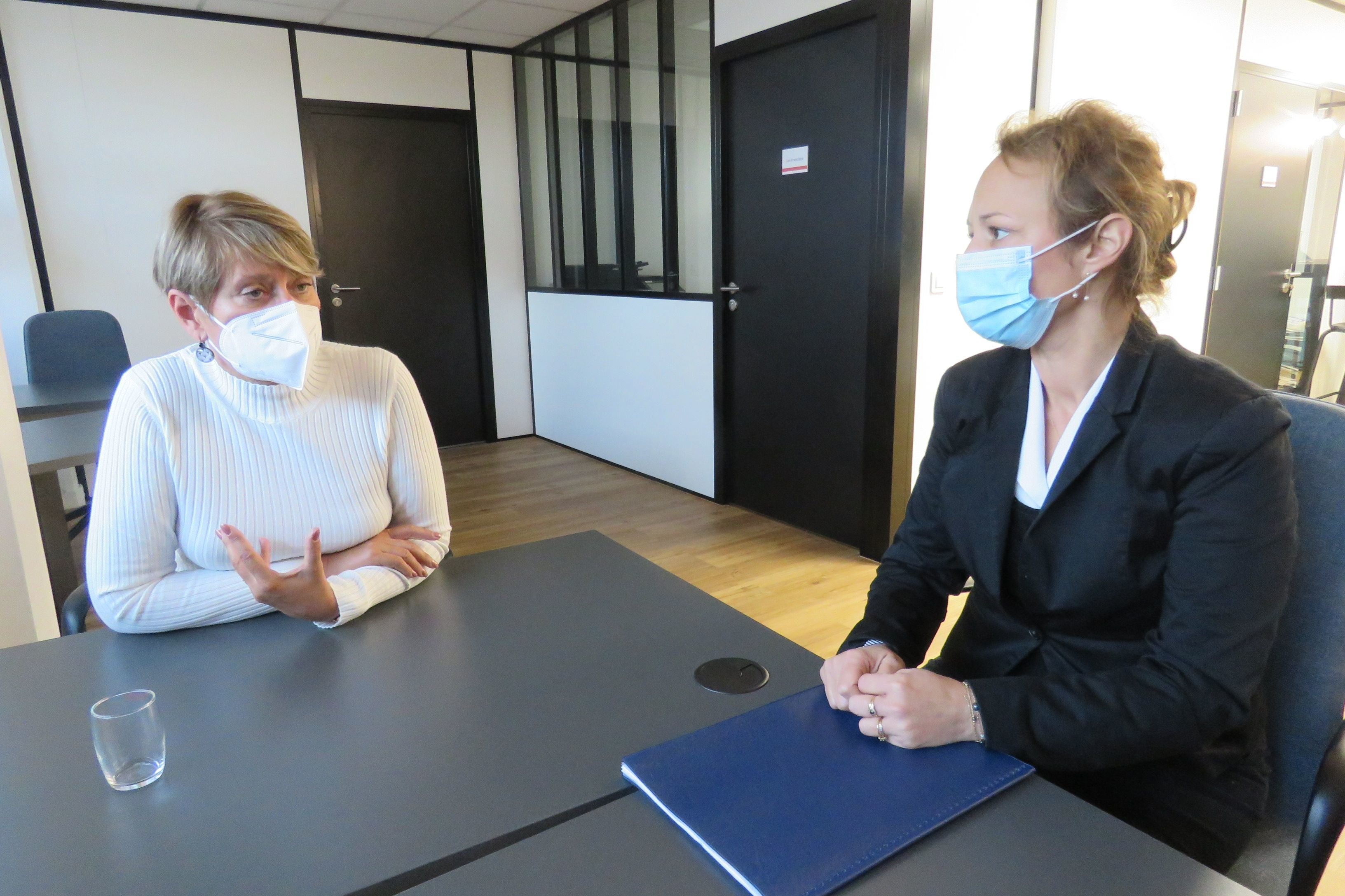 Melun, le mardi 12 octobre 2021. Catherine (à gauche) et Karine ont échangé leurs points de vue sur l'épidémie, la vaccination et aussi les conséquences de la non-vaccination. LP/Sophie Bordier