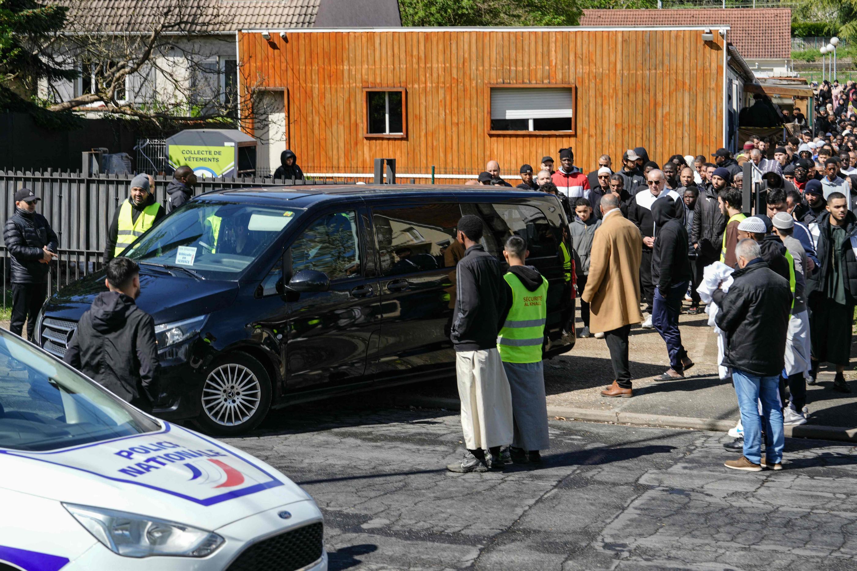 Les obsèques du collégien, qui a succombé le lendemain de son agression, ont eu lieu mardi à la mosquée de Savigny-sur-Orge. AFP/Dimitar Dilkoff