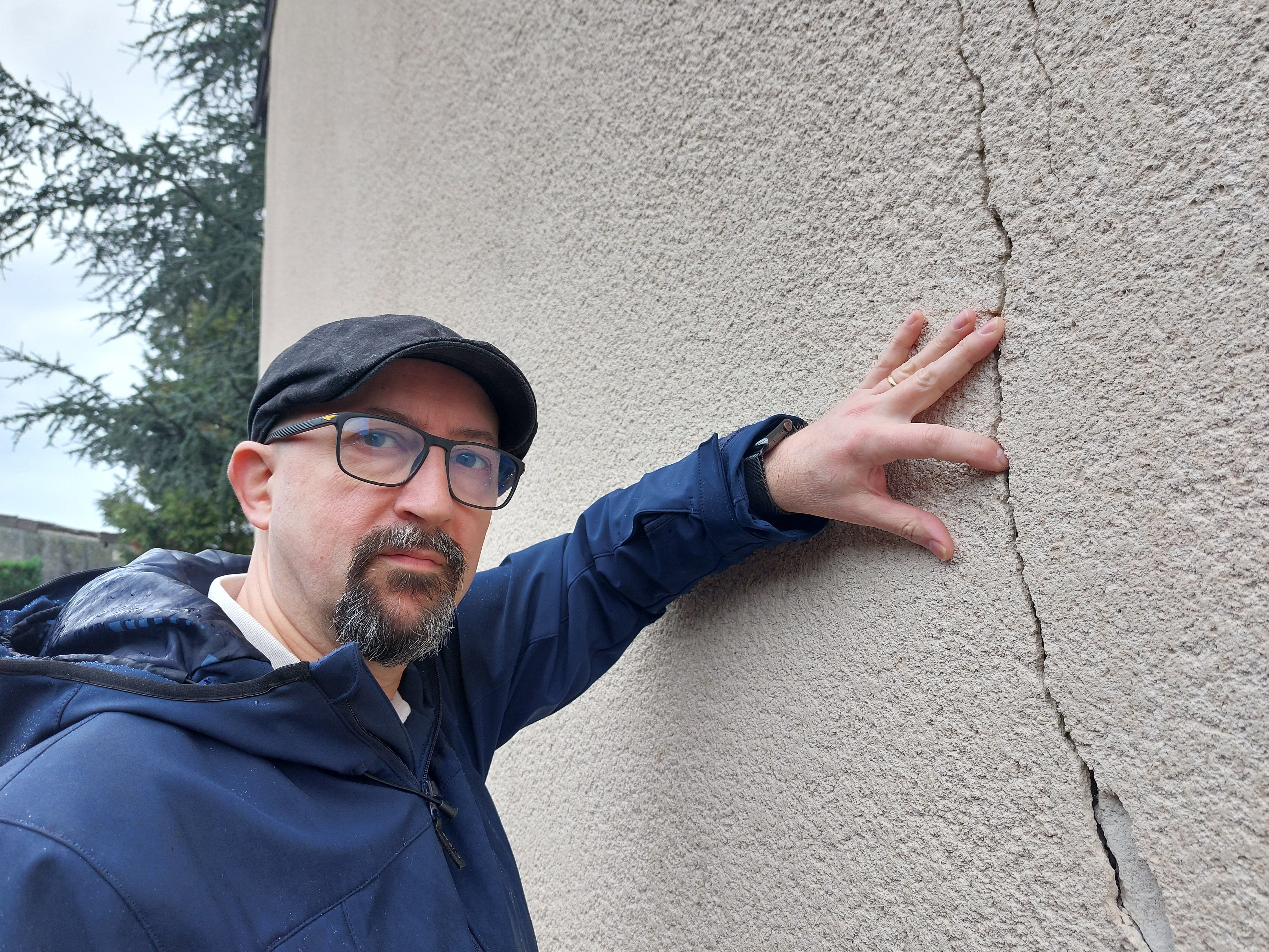 Presles-en-Brie (Seine-et-Marne), le samedi 10 février. Le conseiller municipal Régis Thauvin, devant les lézardes constatées sur plusieurs façades du village. LP/Sébastien Blondé