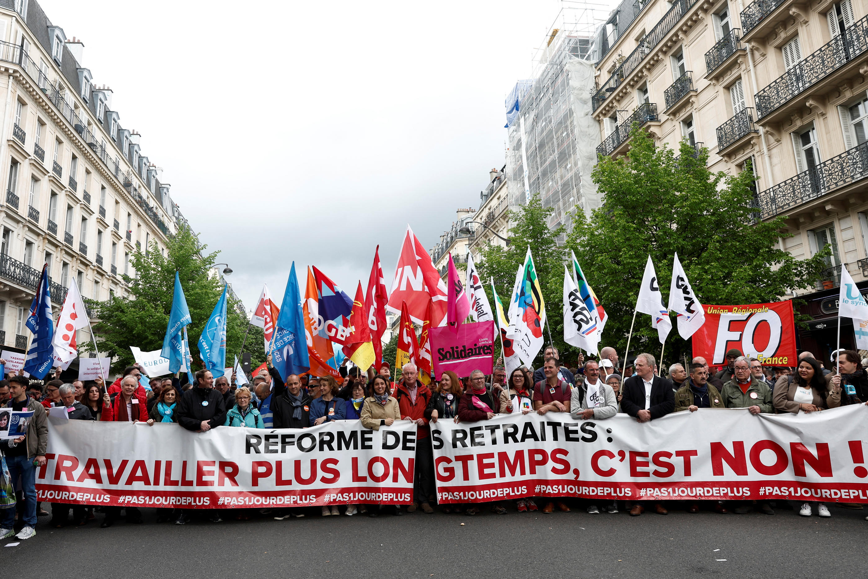 Les responsables de l'intersyndicale lors du défilé du 1er Mai à Paris ce lundi, derrière une banderole marquant leur opposition à la réforme des retraites. REUTERS/Benoît Tessier