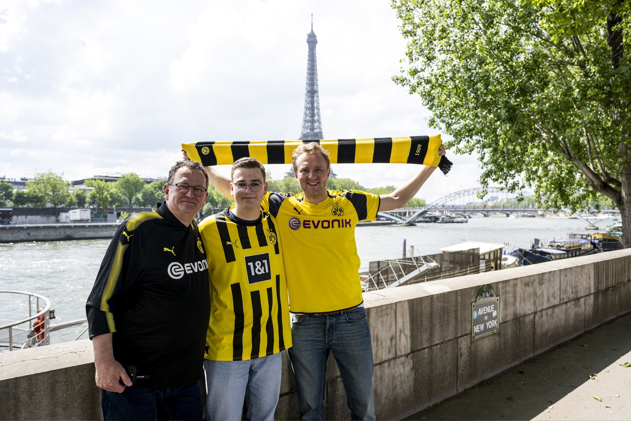 Les supporters de Dortmund ont fait le déplacement à Paris. Twitter @BVB