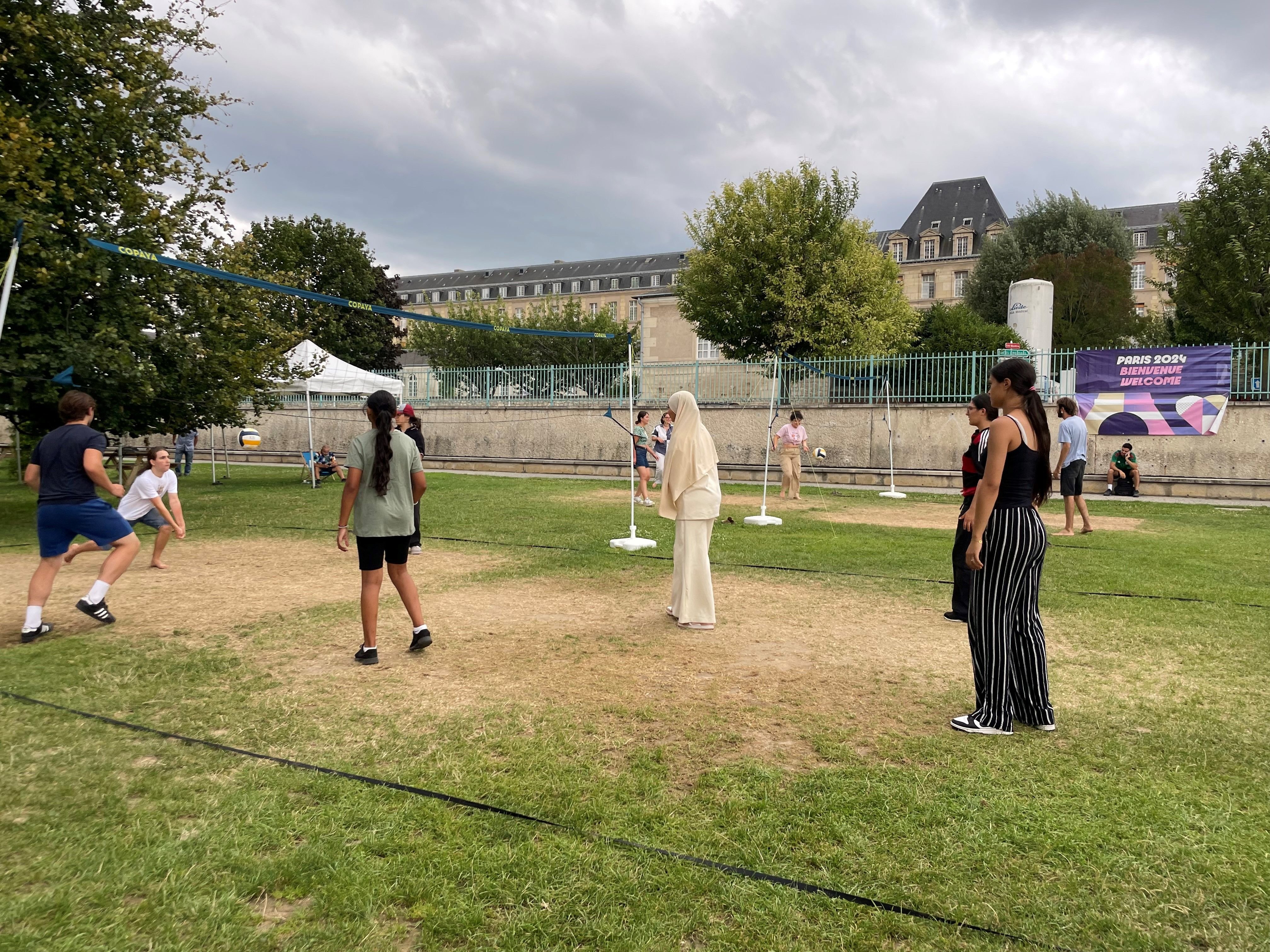 Le Kremlin-Bicêtre (Val-de-Marne), samedi 24 août. Malgré une météo parfois maussade, les estivales kremlinoises, ouvertes jusqu’au 7 septembre, ont attiré « entre 120 et 200 personnes quotidiennement ». LP/Sylvain Deleuze