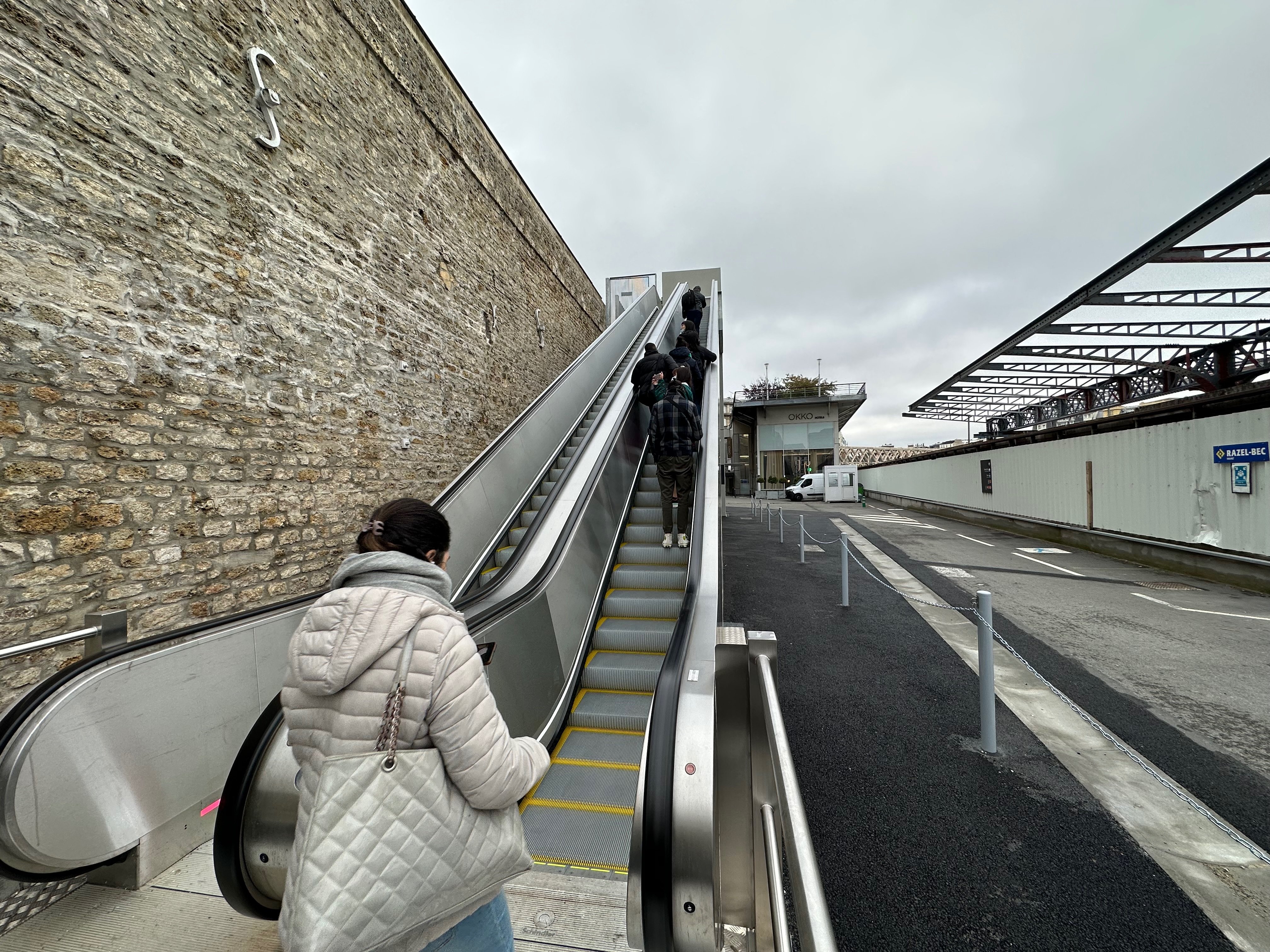 Paris (Xe), octobre 2023. Les deux escaliers mécaniques d’une hauteur de 8 m contournent l'imposant escalier situé entre les gares du Nord et de l'Est. LP/Paul Abran