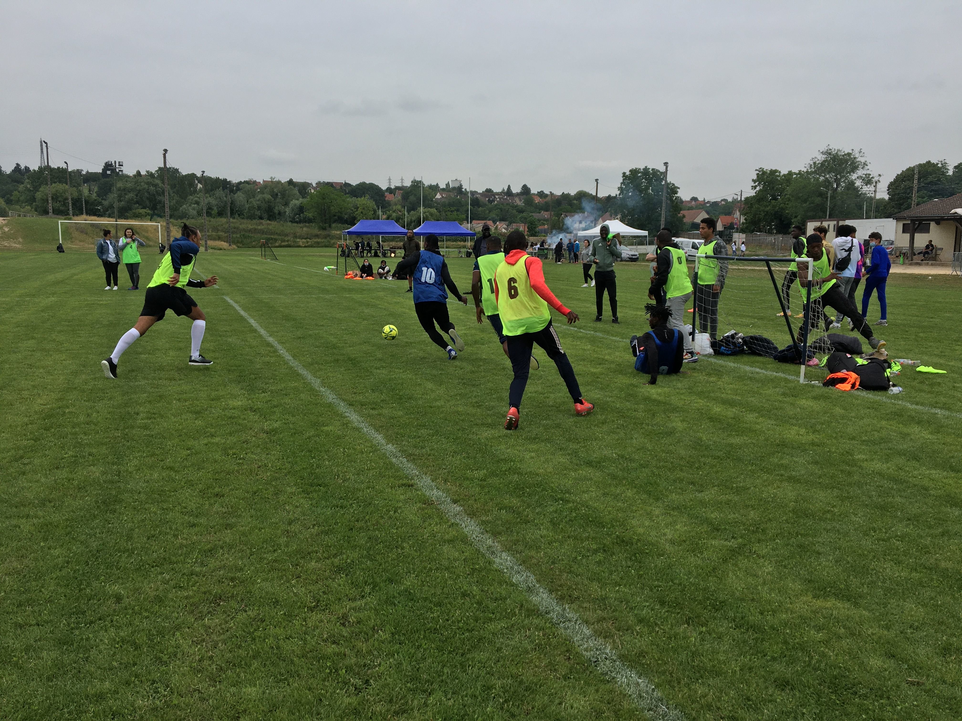 Corbeil-Essonnes, ce jeudi 24 juin 2021. Près de 150 jeunes ont participé à un tournoi de foot destiné à les repérer auprès de recruteurs en entreprise. LP/Bartholomé Simon