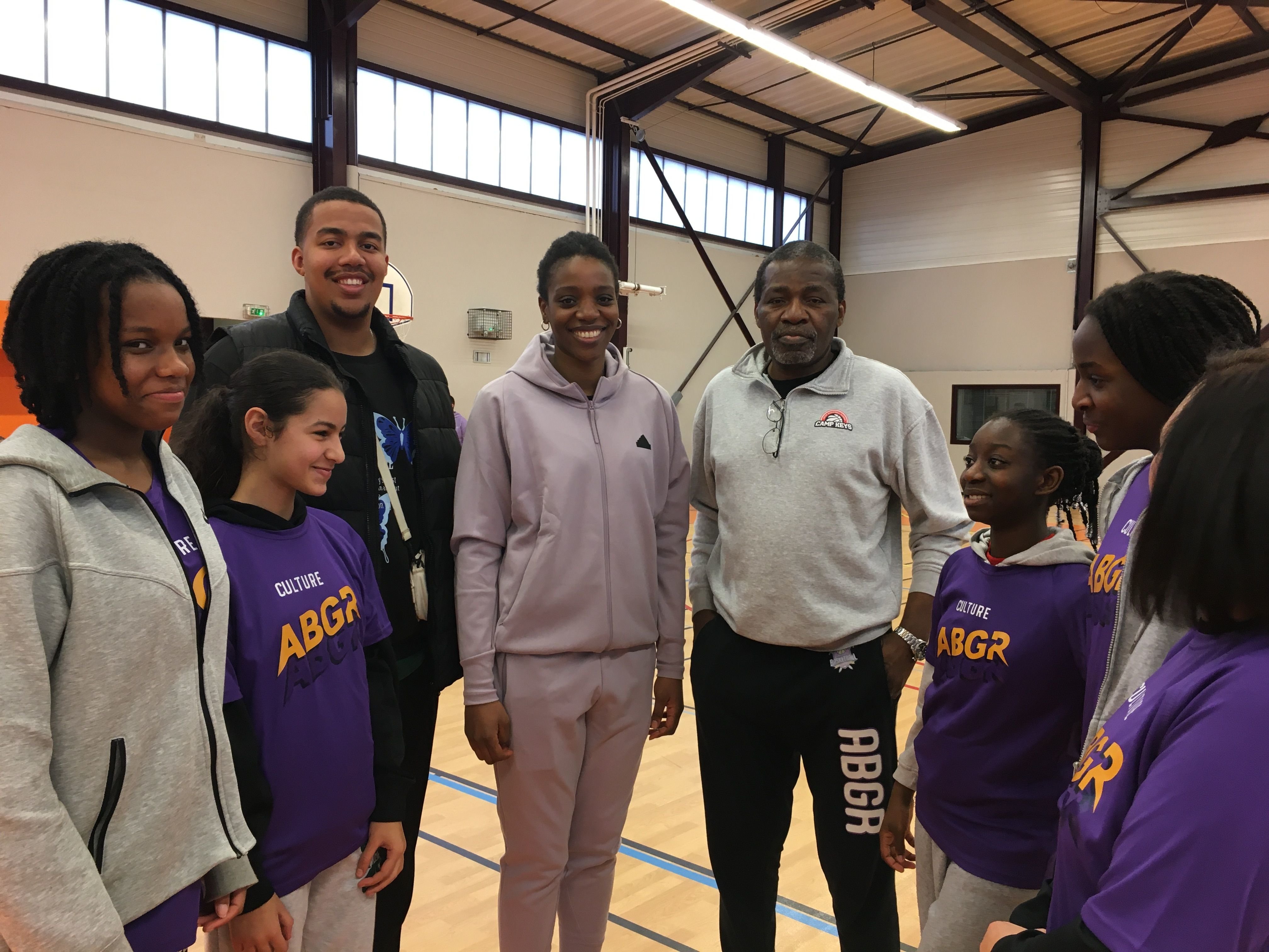 Reims, mercredi 7 février. La basketteuse Rémoise Endy Miyem (au milieu) a rencontré de jeunes basketteurs licenciés en club lors de l'inauguration d'un gymnase à son nom. LP/Marie Blanchardon