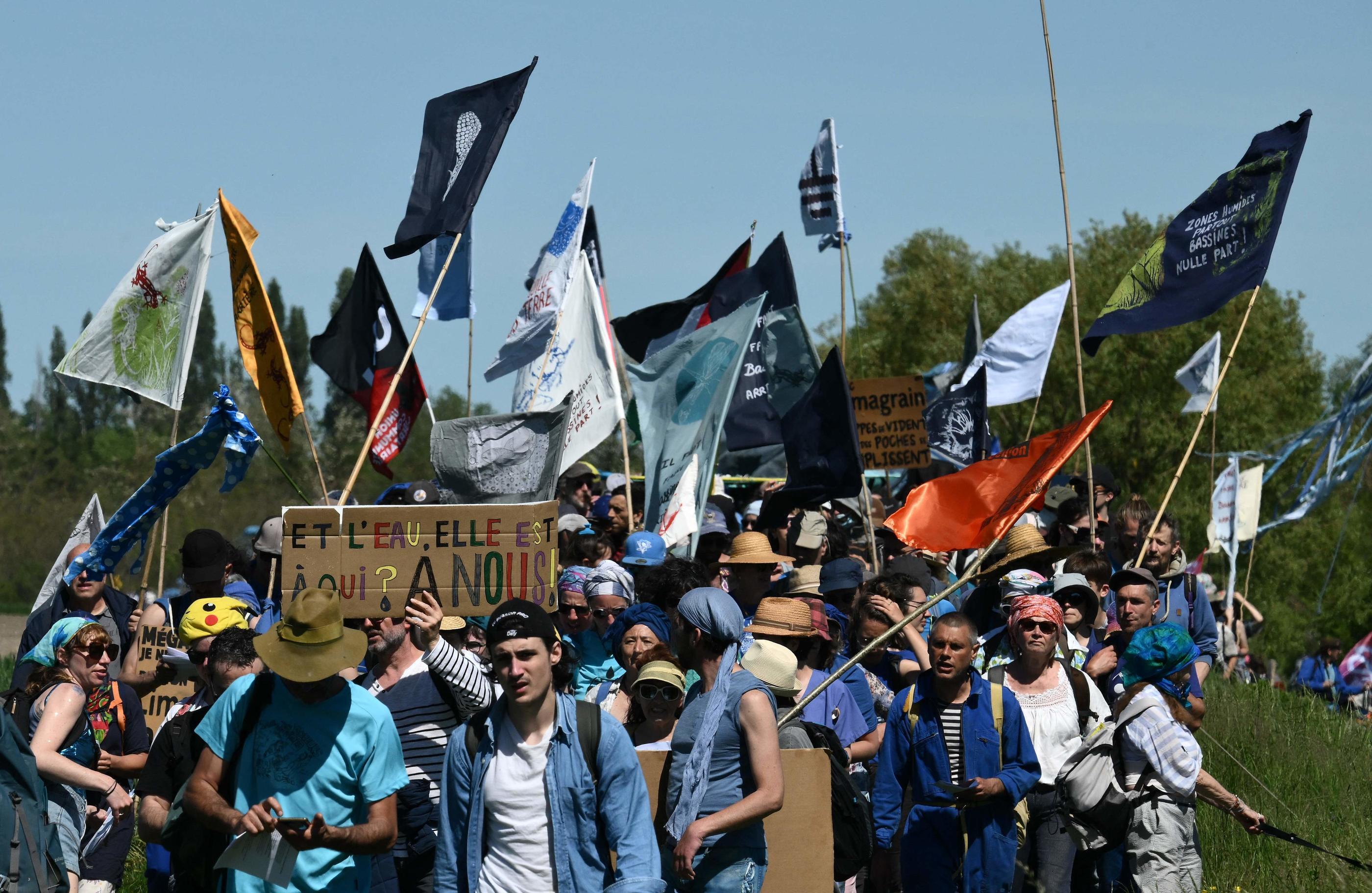 Près de Billom (Puy-de-Dôme), le 11 mai. Pour les 4000 à 6500 manifestants le mot d'ordre était : « Que tout se passe bien pour ne pas décrédibiliser notre combat ». AFP/Jean-Philippe Ksiazek