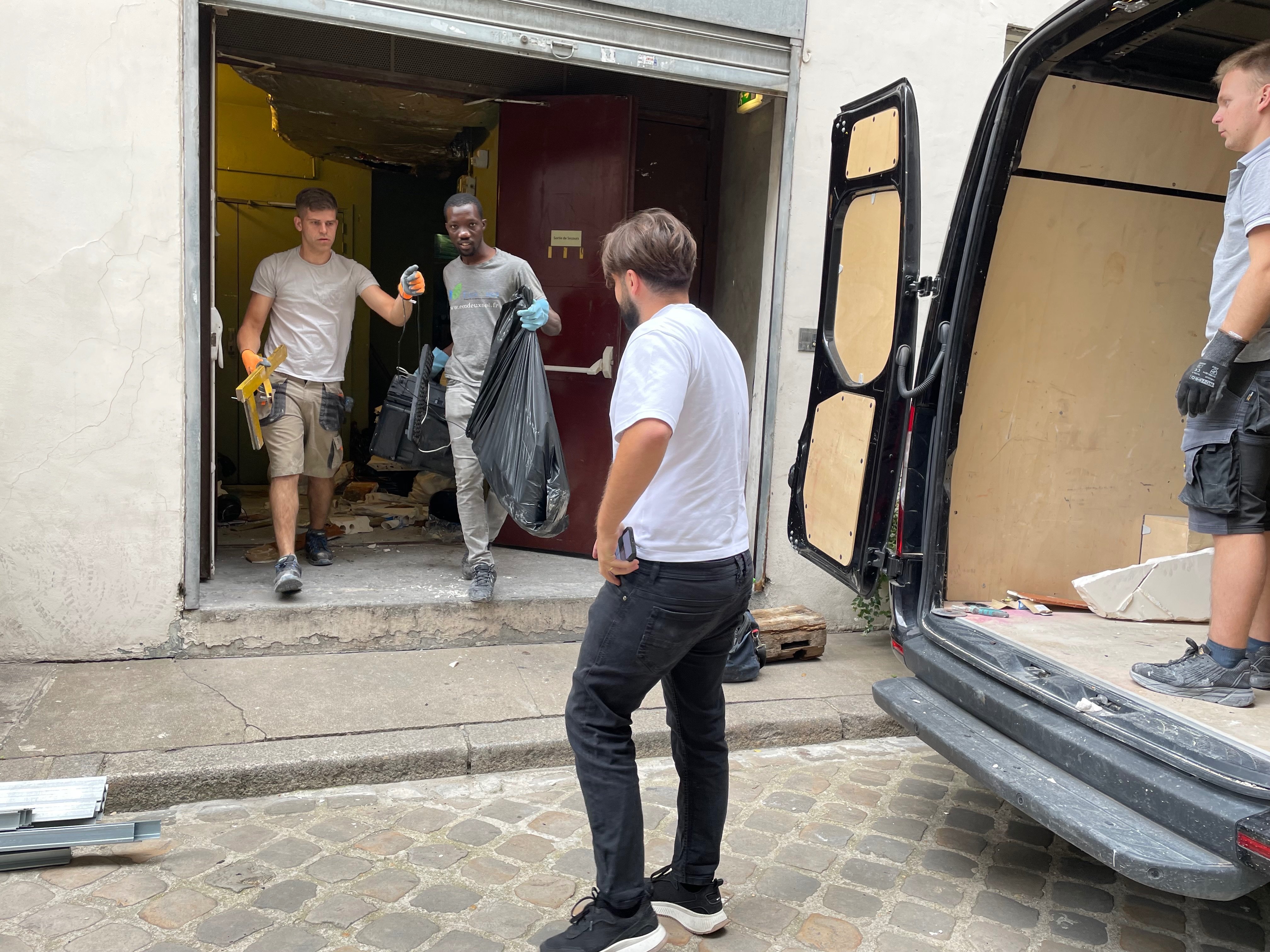 Pachamama Paris, rue du Faubourg Saint-Antoine (XIIe). Les ouvriers enlèvent les gravats au lendemain de l’effondrement du plafond. LP/Christine Henry