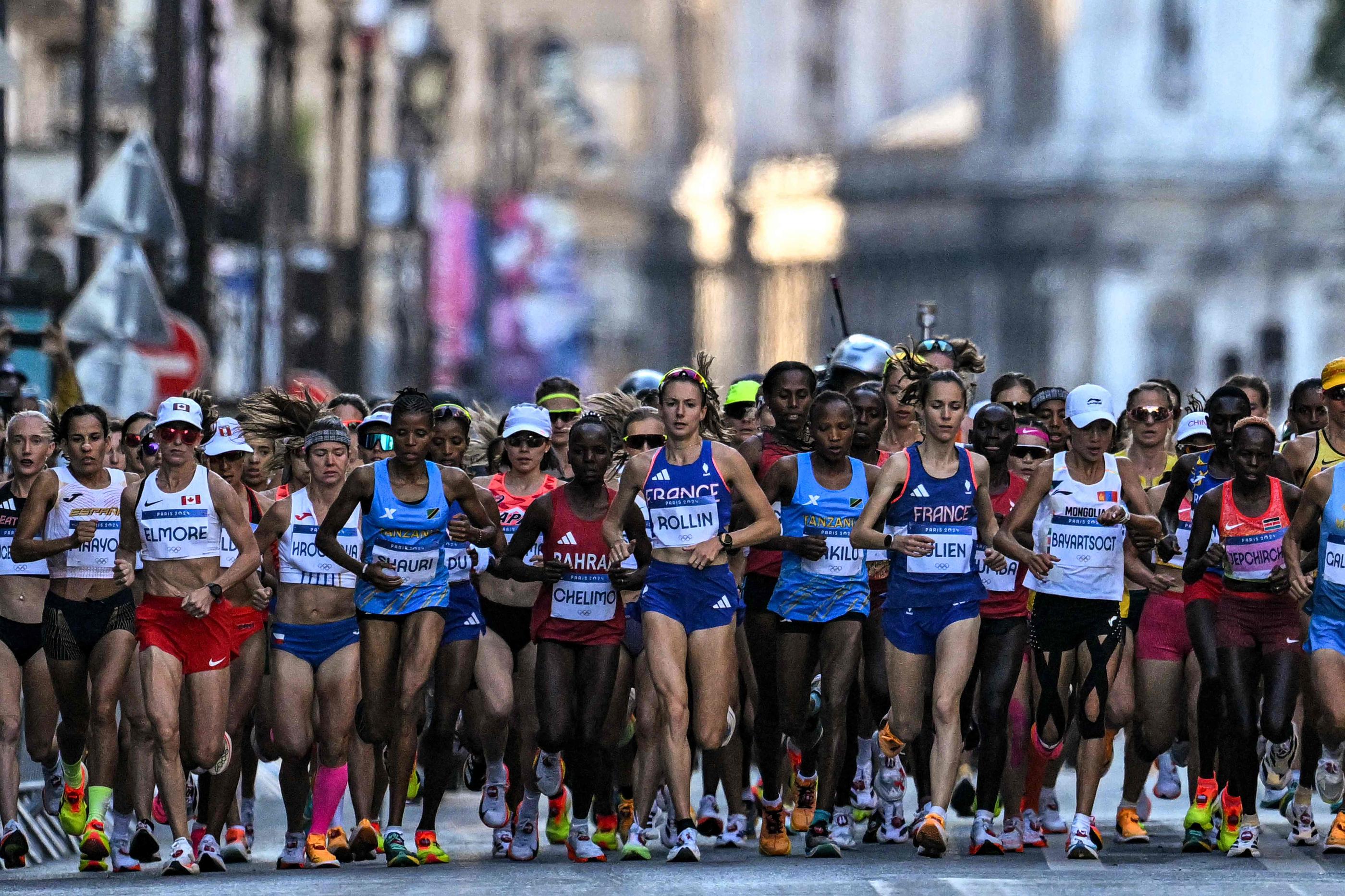 Méline Rollin, ici au centre, a couru ce marathon malgré de fortes douleurs dorsales. AFP/Kirill Kudryavstev