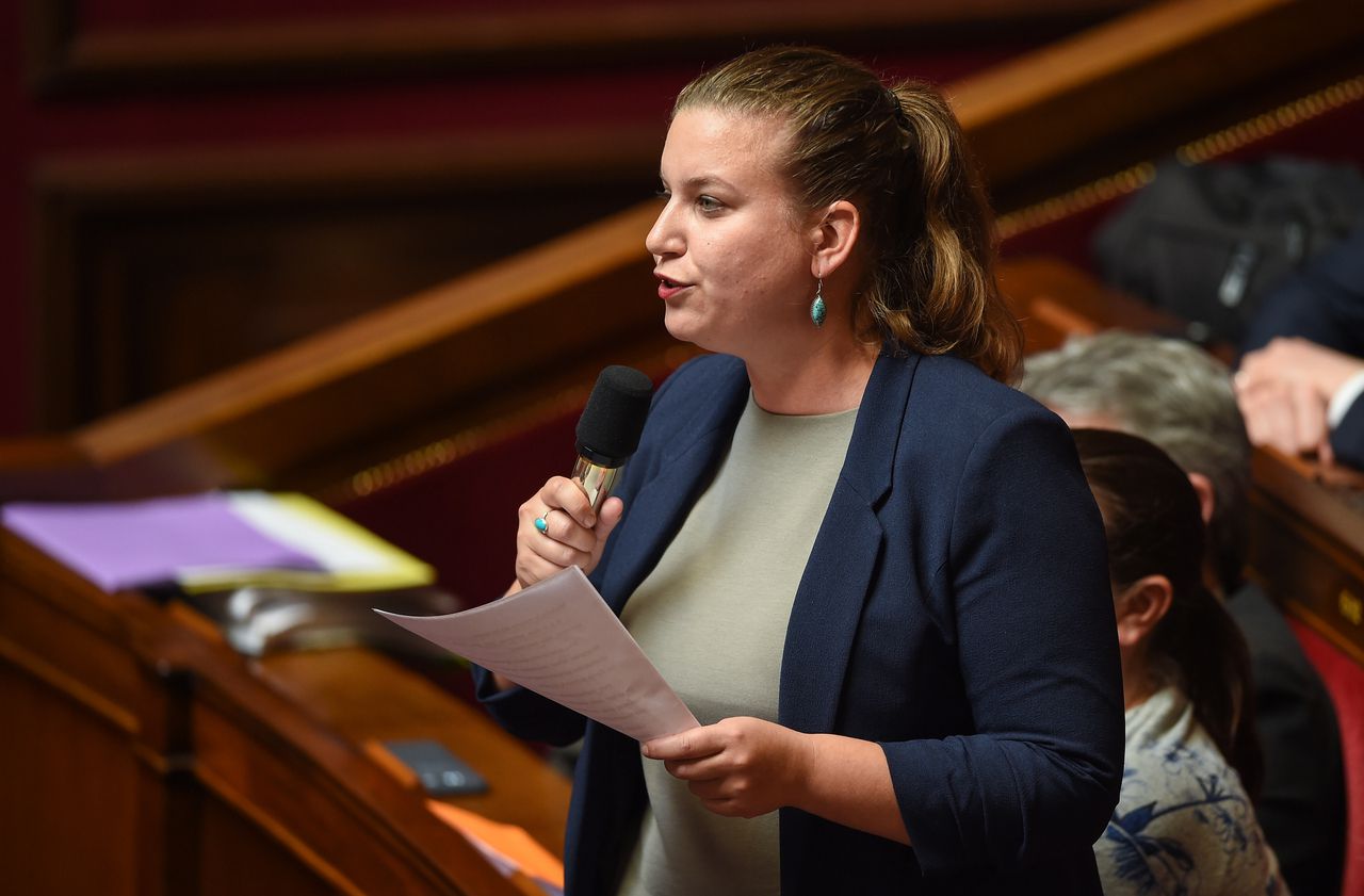 Mathilde Panot, qui devrait présider le groupe LFI à l'Assemblée, pourrait débuter son mandat par une motion de censure. AFP/Lucas Barioulet