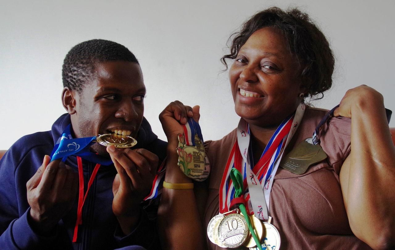 <b></b> Adeline Massianga pourra finalement aller supporter Rodrigue au mythique stade du Maracana de Rio de Janeiro le mois prochain. 