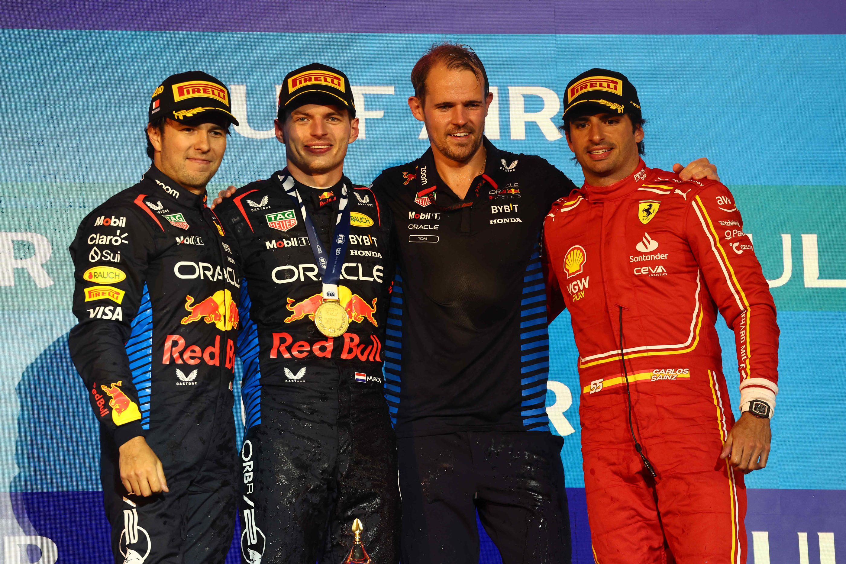 Premier podium de la saison avec Sergio Perez, Max Verstappen, Tom Hart (ingéniuer Red Bull) et Carlos Sainz Jr. Photo by Icon Sport