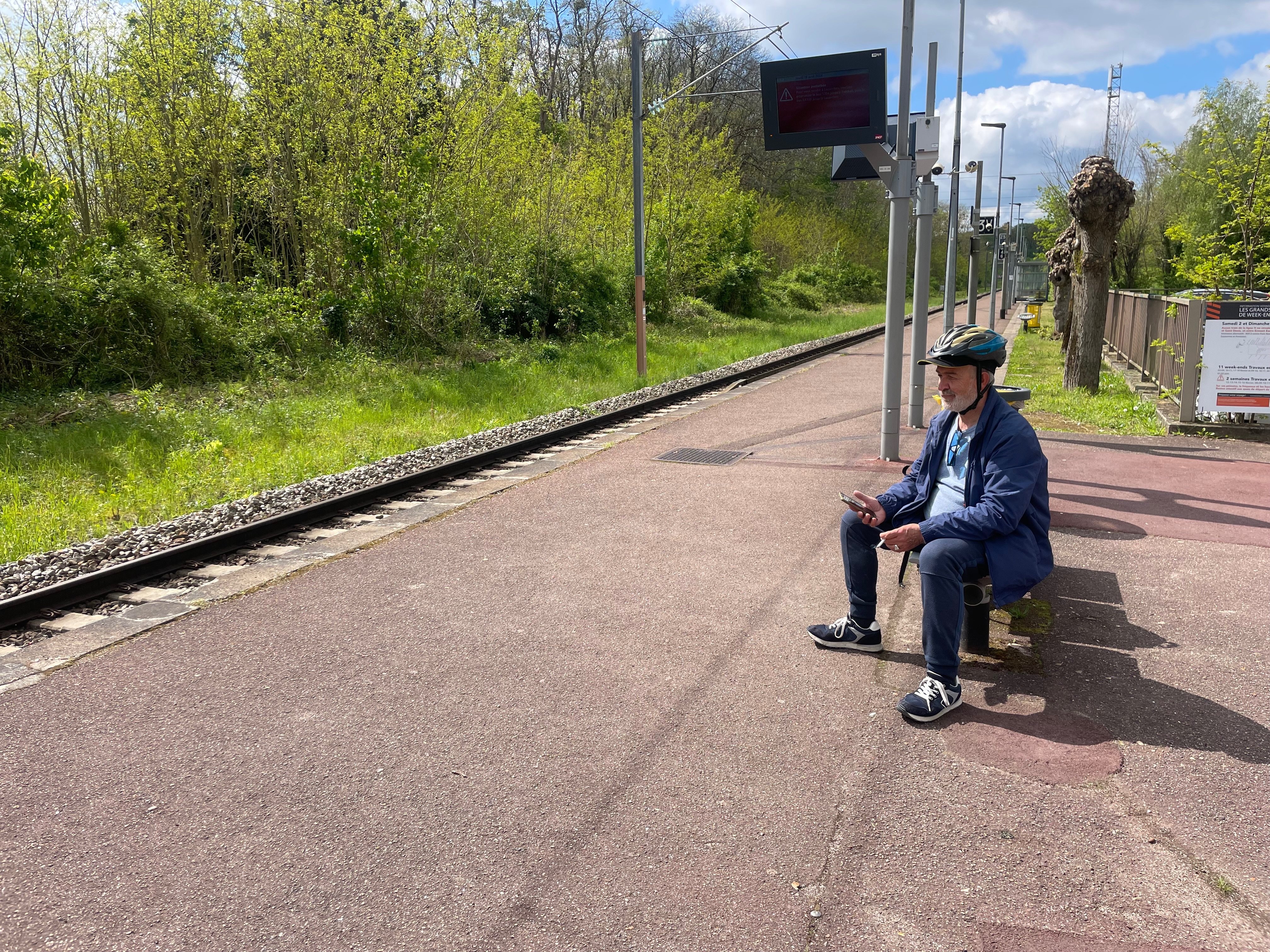 À Viarmes, jeudi 18 avril. Un touriste espagnol attendant le transilien de la ligne H pour se rendre à Paris. LP/Samuel Barbotin