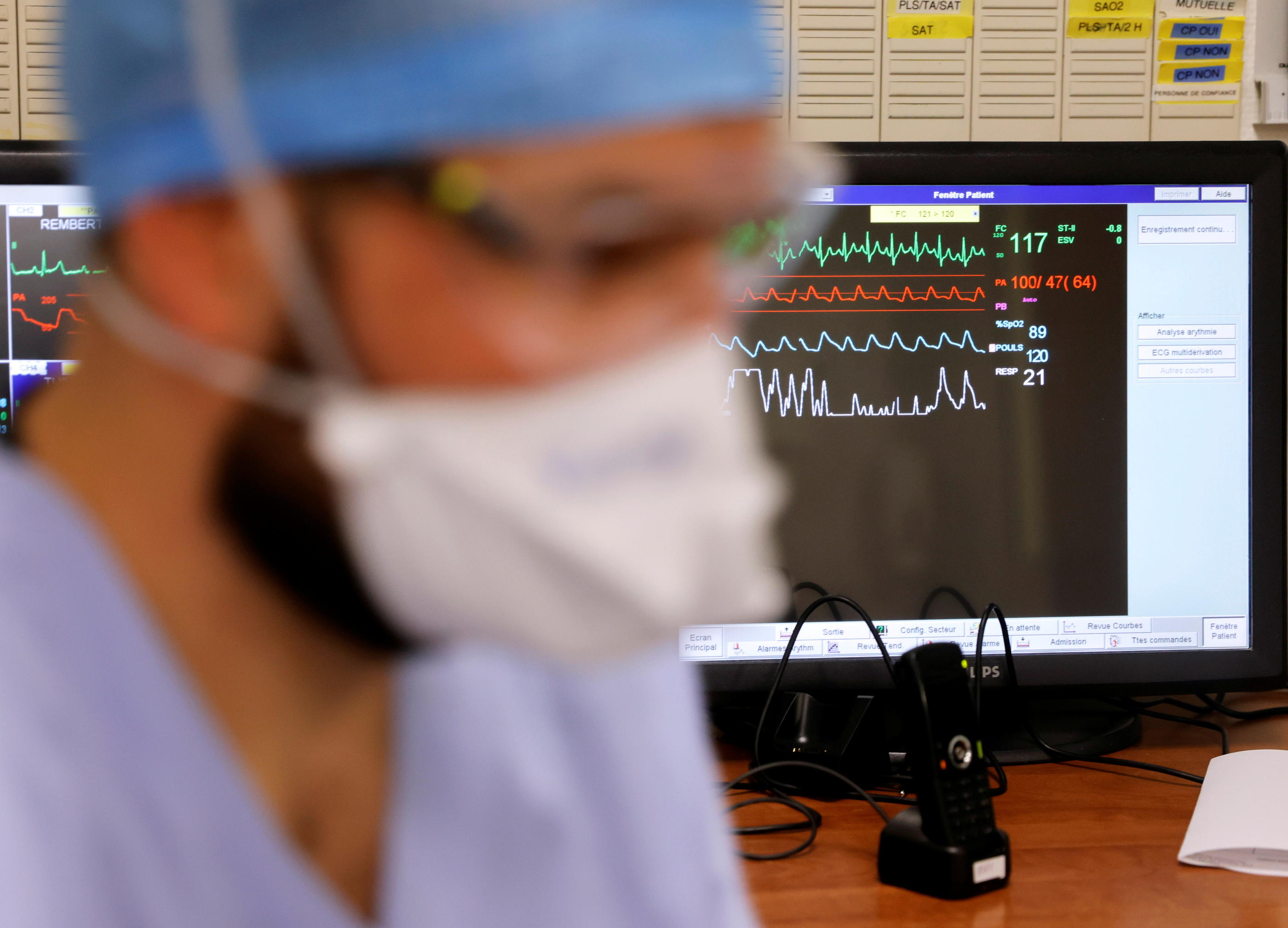 Hôpital de Cambrai, le 25 mars 2021. Un soignant travaille dans l'unité de soins intensifs où sont traités des malades du Covid-19. REUTERS/Pascal Rossignol