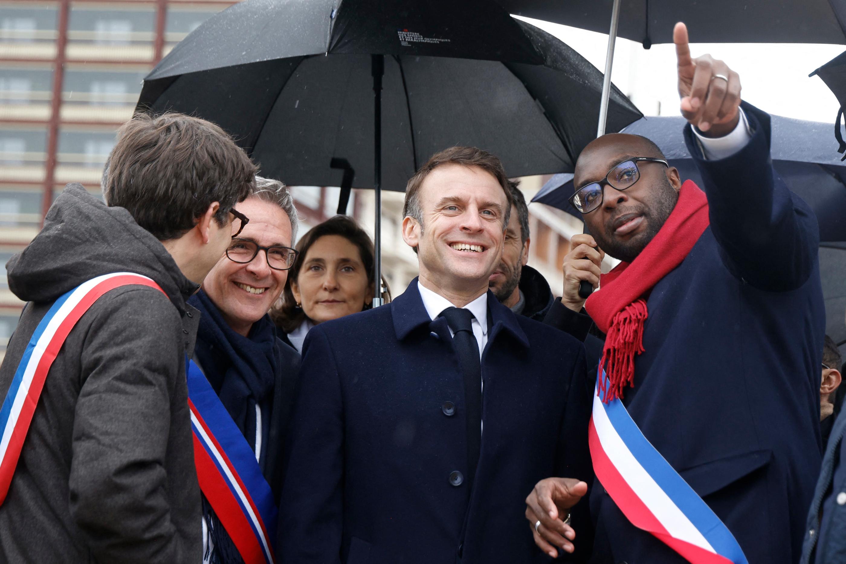 Saint-Denis, le 29 février 2024. Mohamed Gnabaly, le maire Les Écologistes (ici à droite d'Emmanuel Macron) est le nouveau président de l'association des maires de Seine-Saint-Denis. POOL/EPA/MAXPPP/LUDOVIC MARIN