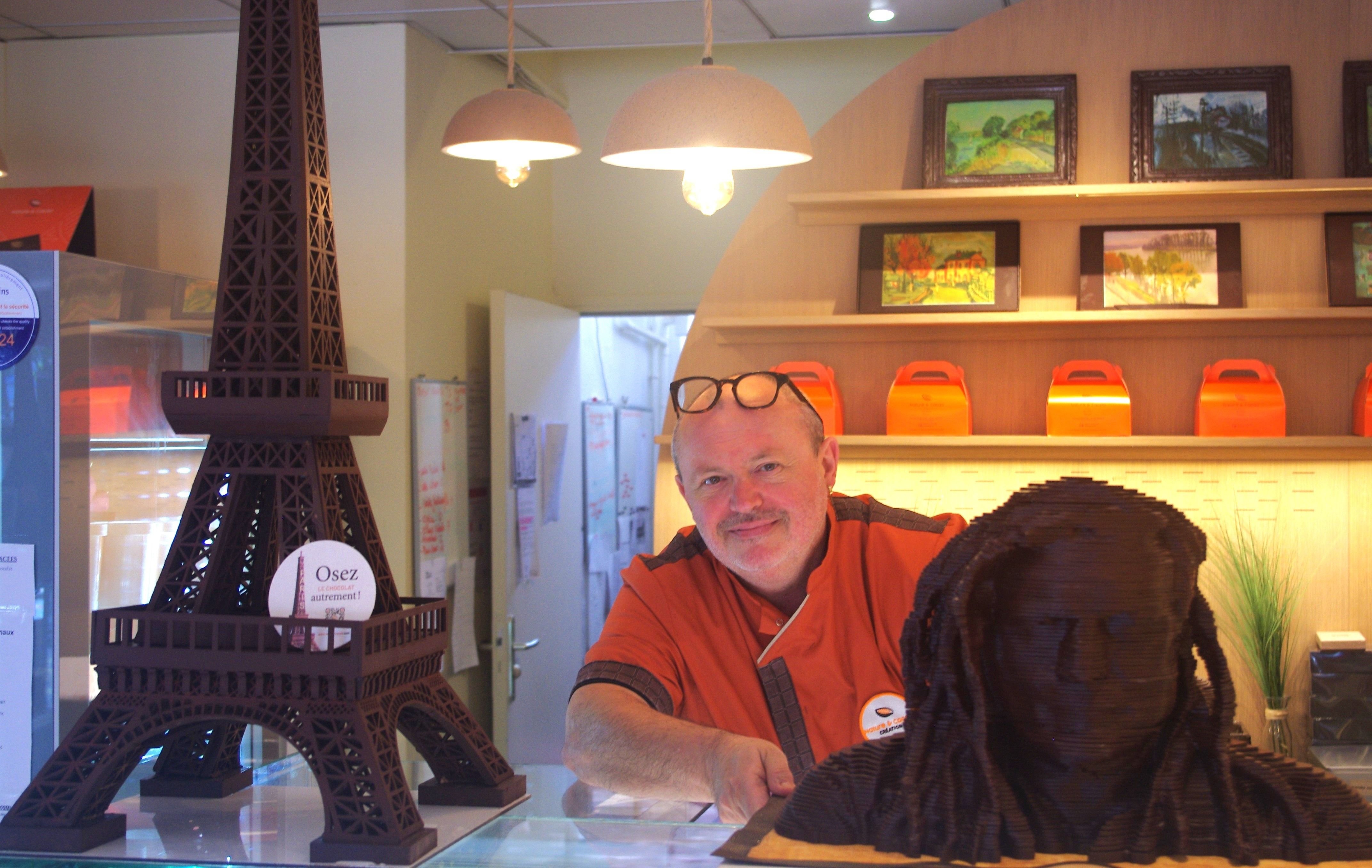 Christophe L'Hermitte a réalisé des sculptures en chocolat noir de la Tour Eiffel et de l'athlète de rugby-fauteuil Ryadh Sallem, engagé aux Jeux paralympiques de Paris 2024. LP / Vincent Marcelin