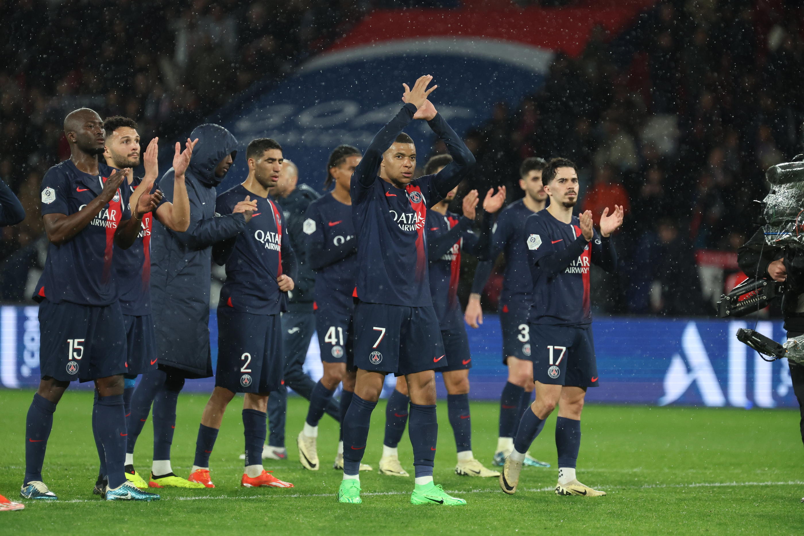 À l'issue du match nul contre Le Havre, Kylian Mbappé et les Parisiens saluent leur public, plus que jamais derrière eux en cette saison où le quadruplé est encore possible. LP/Arnaud Journois