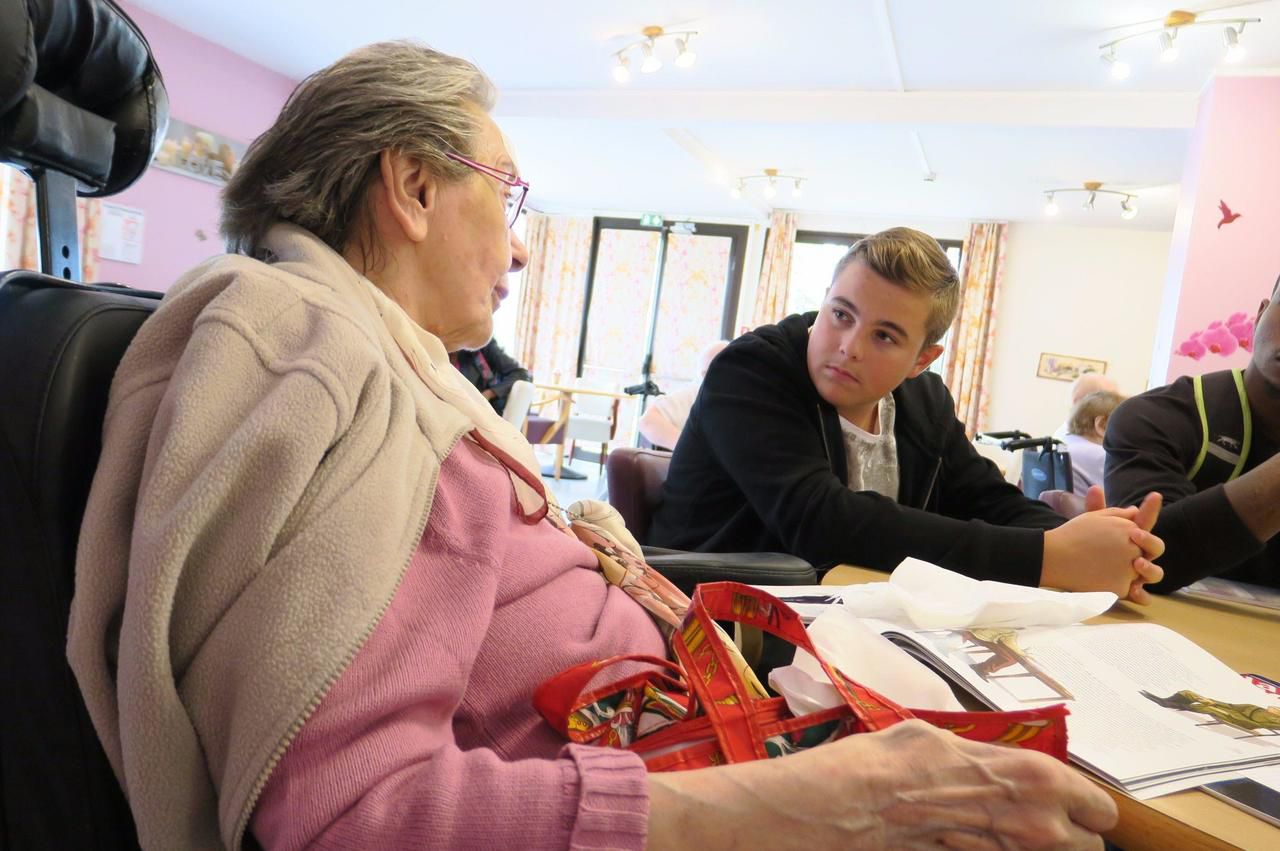 <b></b> Tournan-en-Brie, mardi. À la maison de retraite Klarène, Jordan, 16 ans, écoute Marie-Claude, 80 ans, lui raconter son passé. 