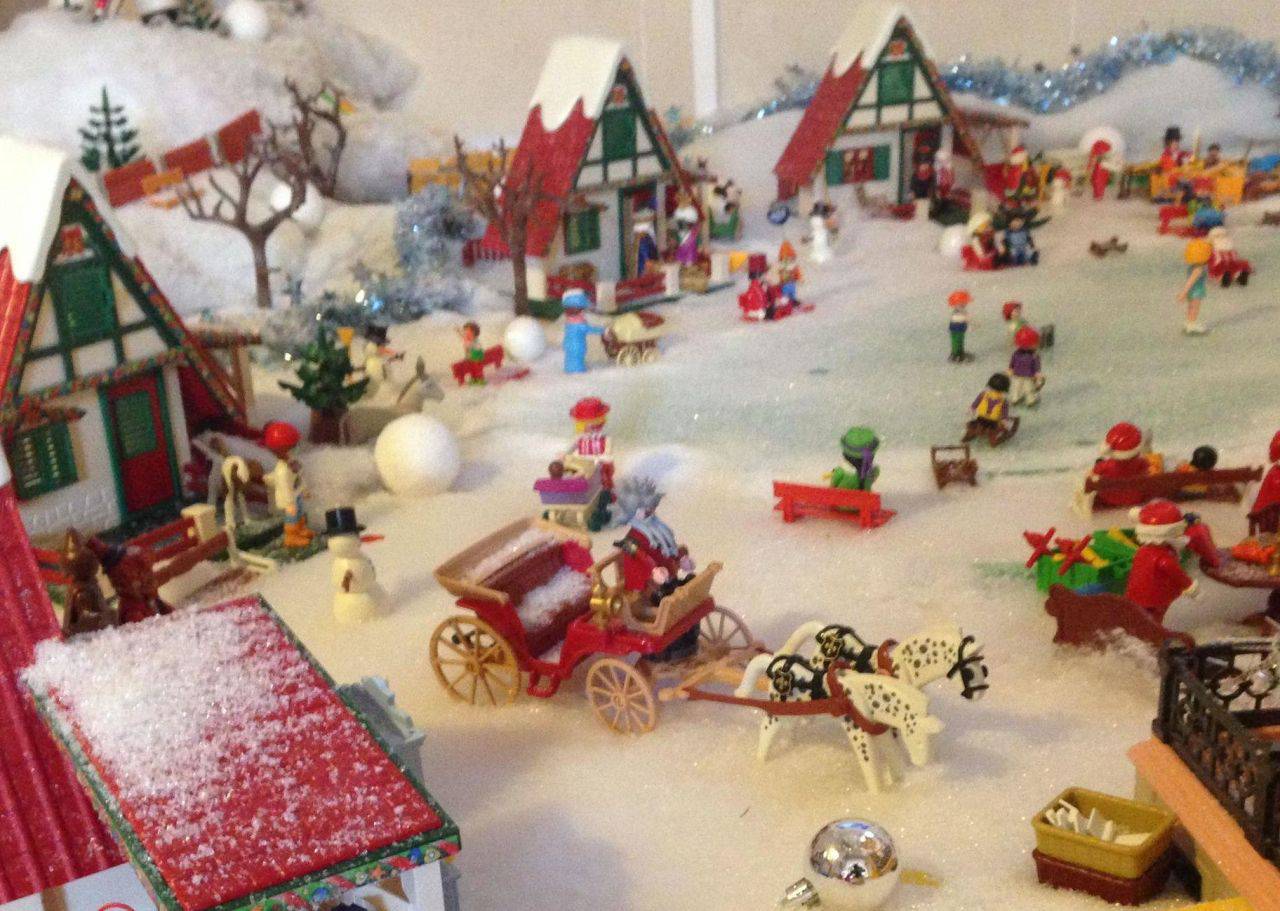 Je veux émerveiller» : dans l'Oise, on se presse pour admirer le village de  Noël en Playmobil d'Éric - Le Parisien