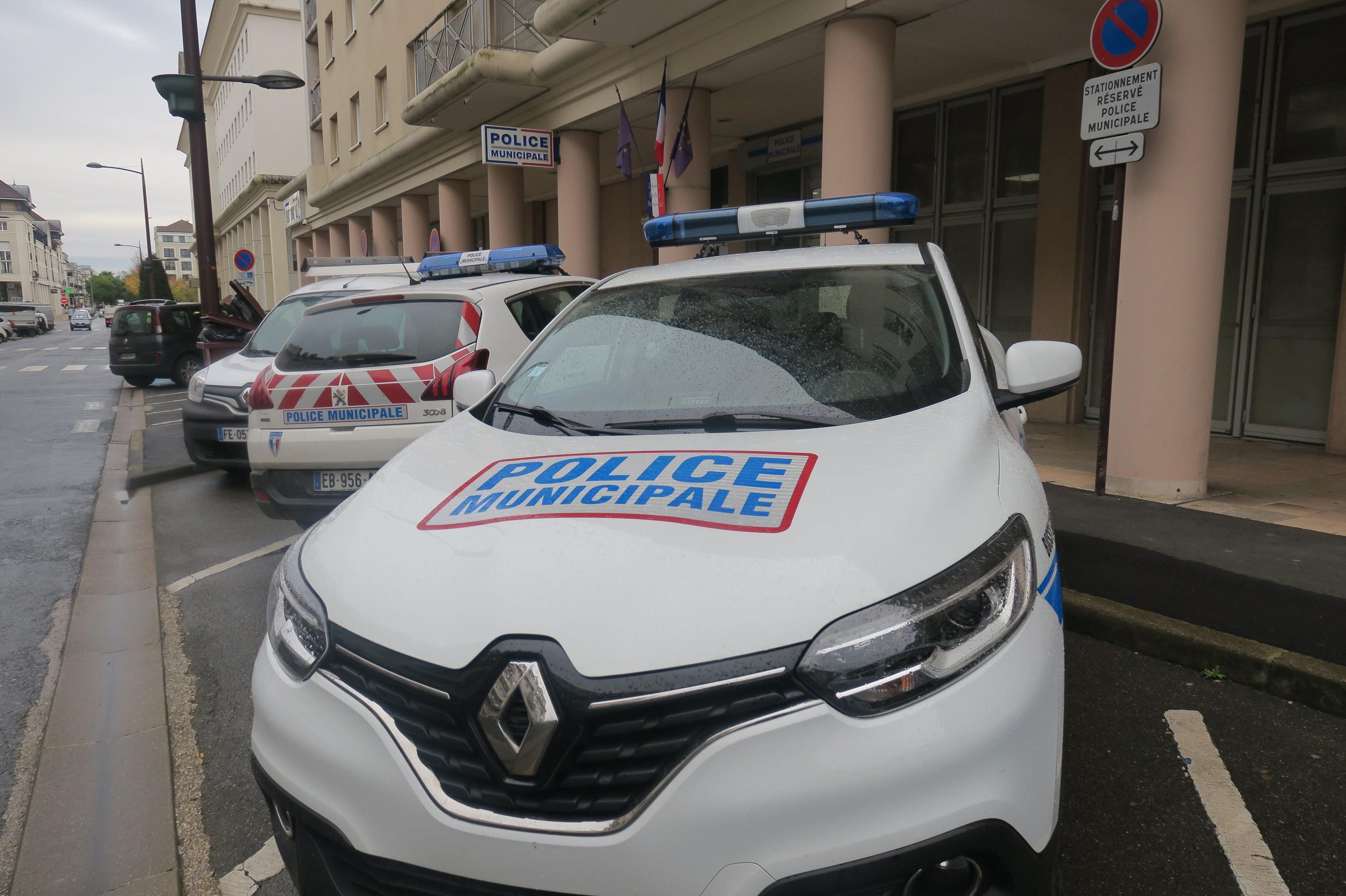 Bussy-Saint-Georges : des jeunes tirent au mortier d'artifice sur le poste  de police municipale - Le Parisien