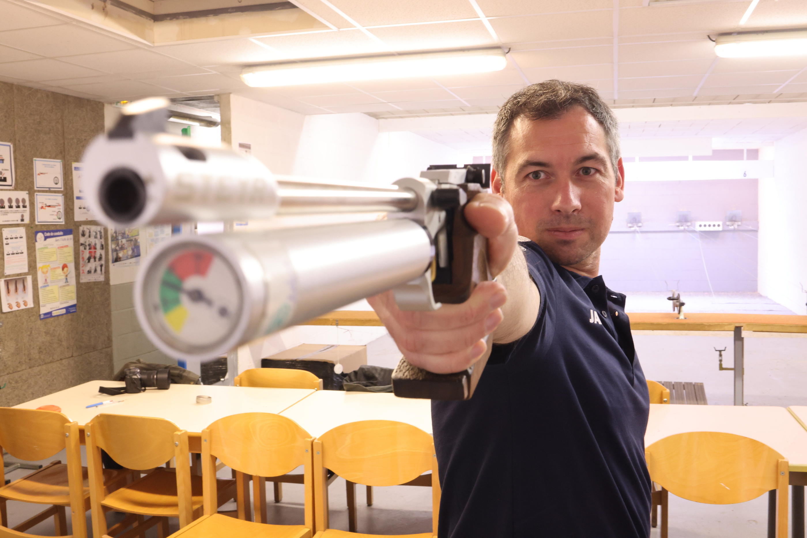 Entraîneur au centre de tir de Malakoff (Hauts-de-Seine), Sébastien Blanchouin a la lourde responsabilité d'être l'armurier des Jeux olympiques. LP/OLivier Lejeune