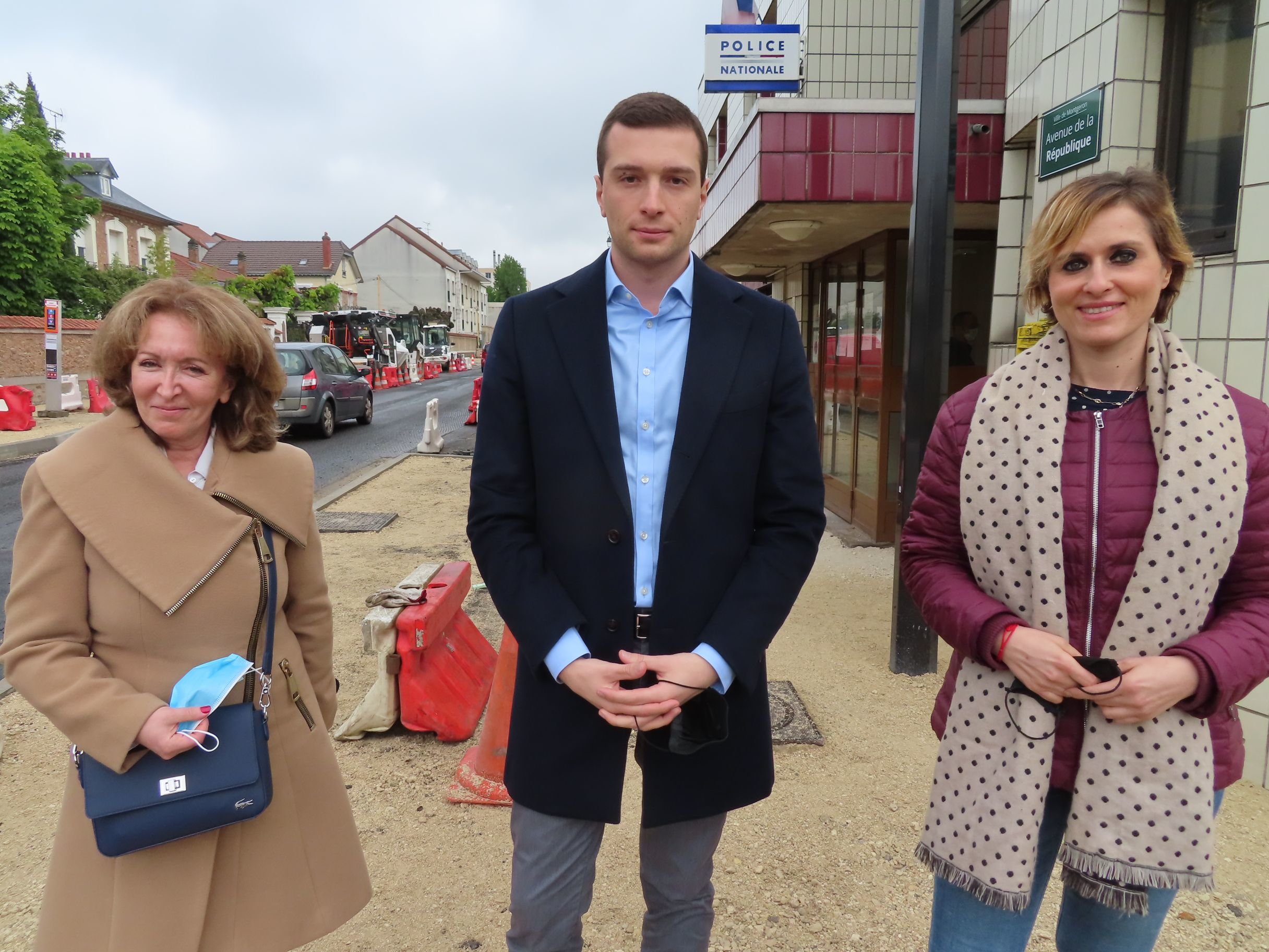 Montgeron, le 6 mai 2021. Jordan Bardella, candidat RN aux régionales, annonce que Lisa Haddad (manteau marron), suppléante de Nicolas Dupont-Aignan et ex-cadre de Debout la France, est sa numéro 3 en Essonne. Ils sont accompagnés d'Audrey Guibert, la patronne du parti en Essonne et candidate aux départementales. LP/C.CH.