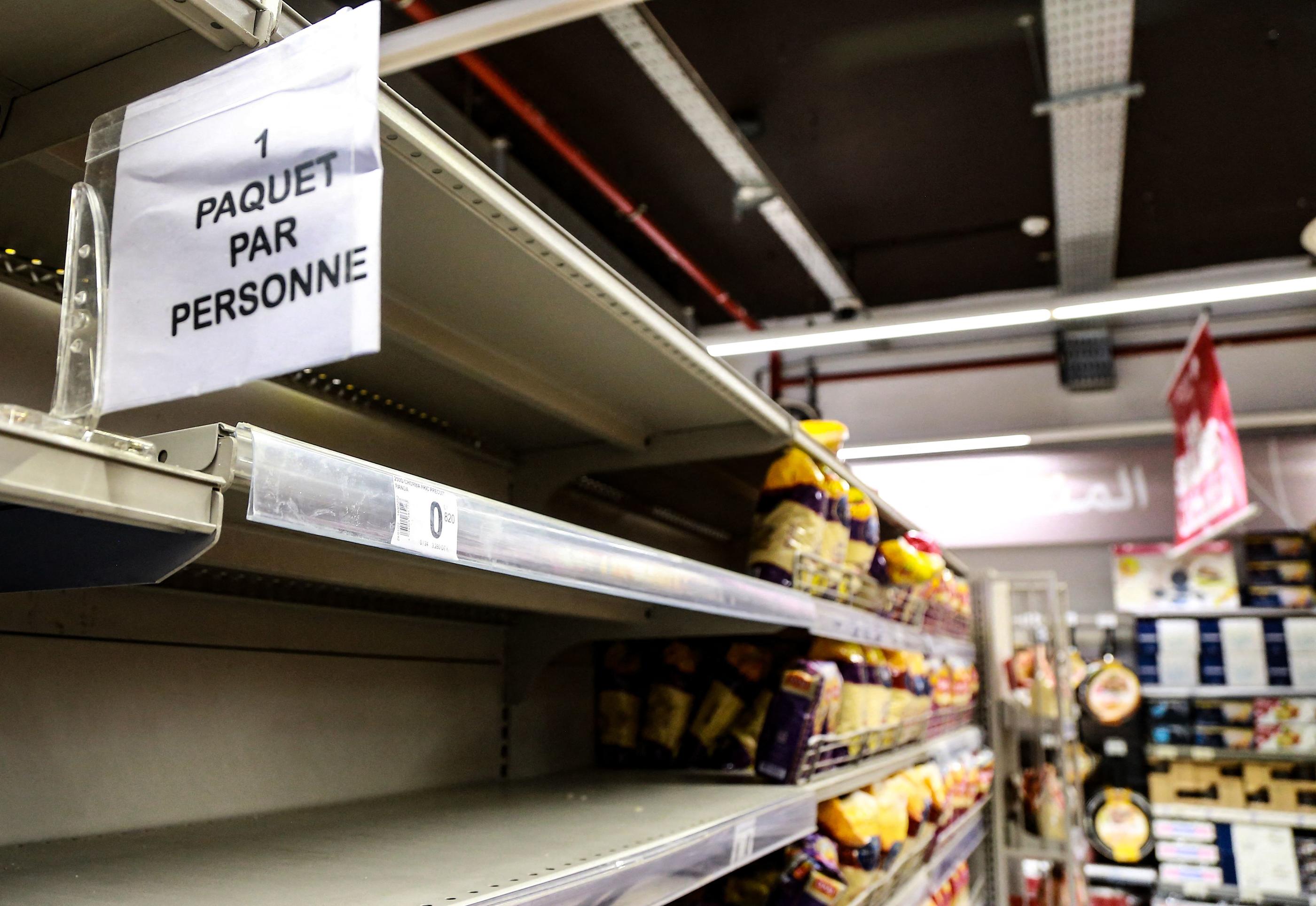 Dans les supermarchés du Maghreb, comme ici à Tunis le 13 mars, des rayons restent vides, conséquence de l'arrêt des importations de blé russe et ukrainien. AFP/Anis Mili