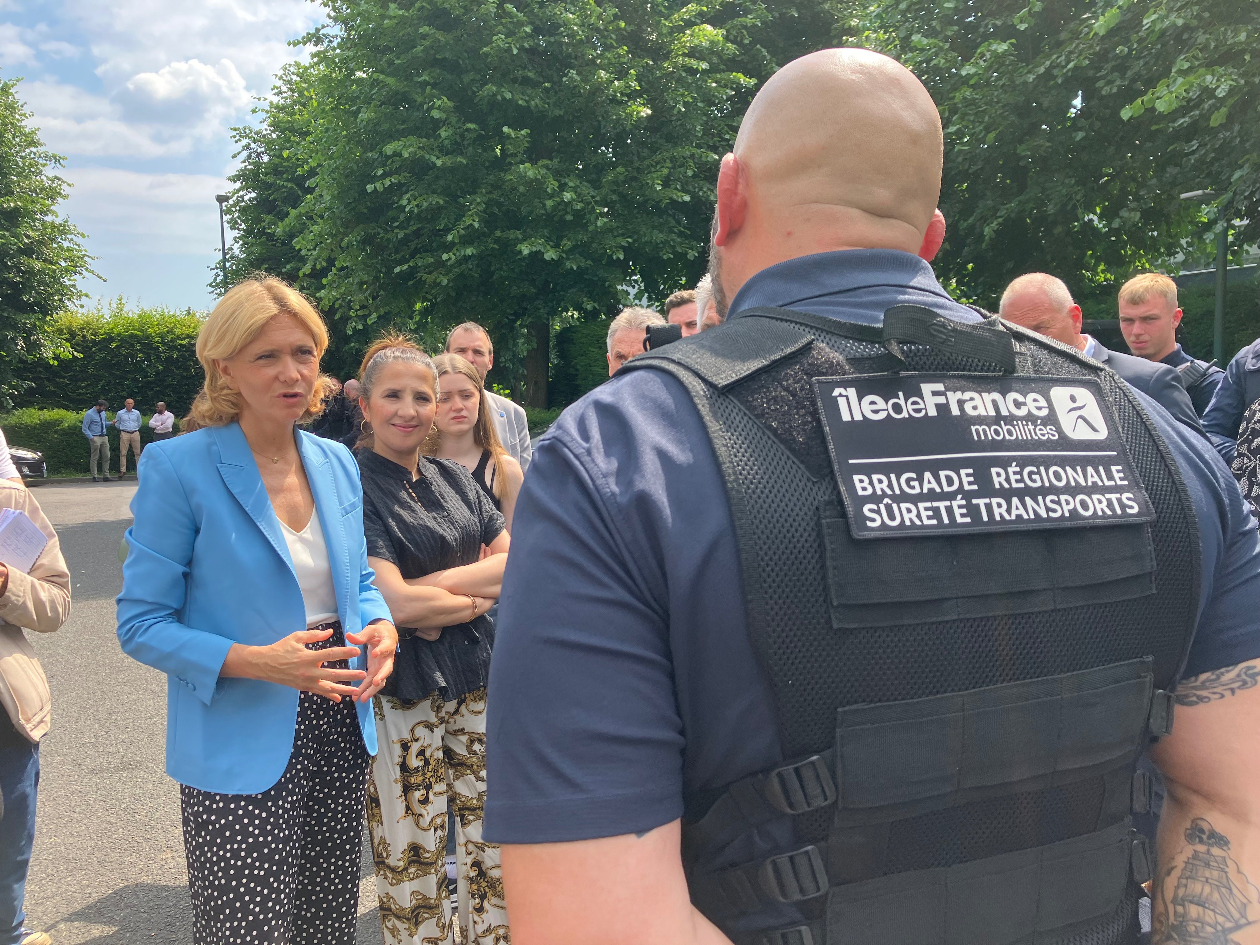 Villepinte (Seine-Saint-Denis), jeudi 27 juin. Valerie Pécresse, présidente de la région Île-de-France, s’est fait présenter quelques agents de la brigade régionale de sécurité dans les transports, amenée à être pérennisée après les Jeux olympiques. LP/M.-A.G.