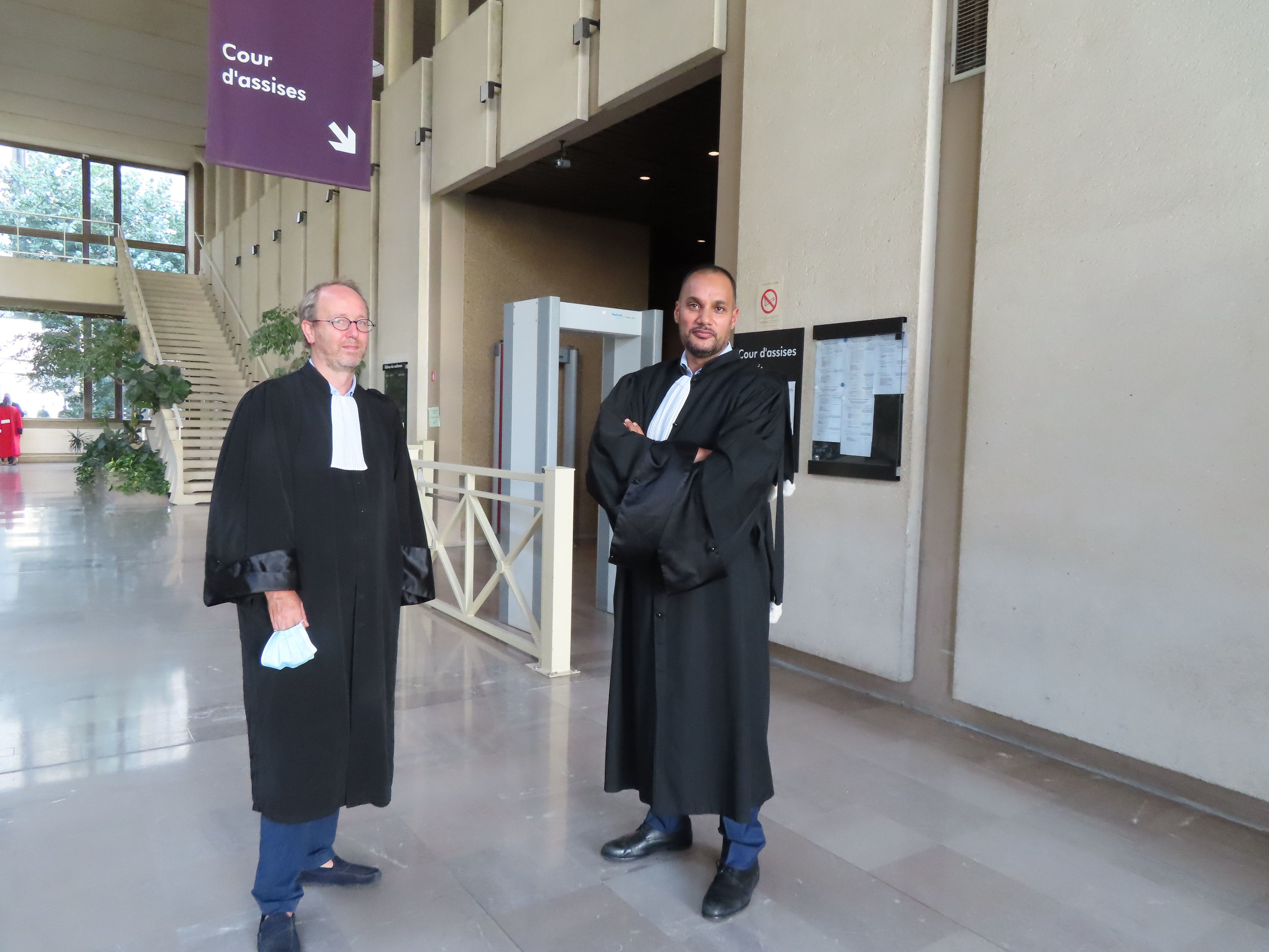 Créteil (Val-de-Marne), lundi après-midi. Henri de Beauregard (à gauche), l'avocat des parties civiles, au côté d'Hosni Maati, l'avocat de l'accusé, dans la salle des pas perdus du tribunal. LP/S.D.