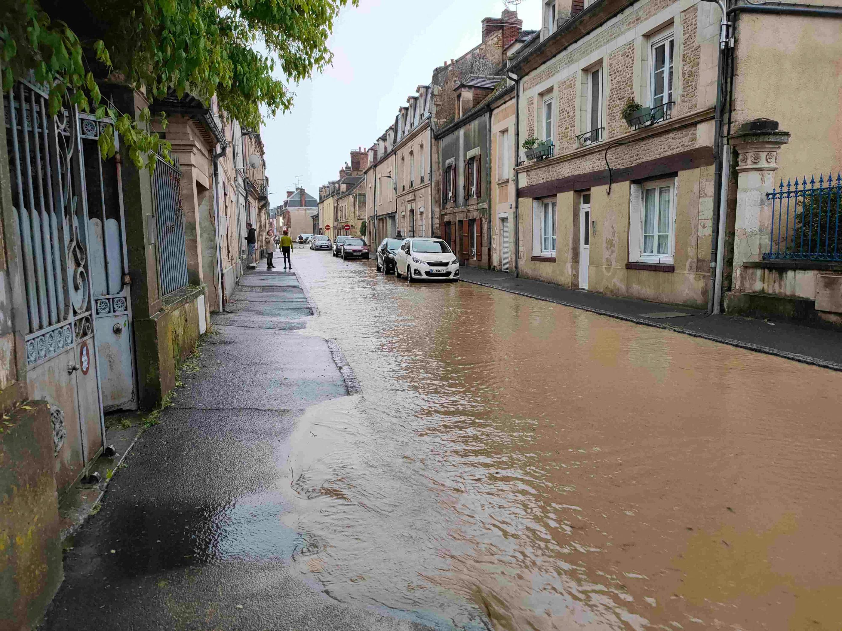 A Saint-Pierre-sur-Dives, un flot boueux a traversé les rues de la commune, dimanche 12 mai 2024, après les violents orages. ©PHOTOPQR/OUEST FRANCE/MARIANNE GUILHOU