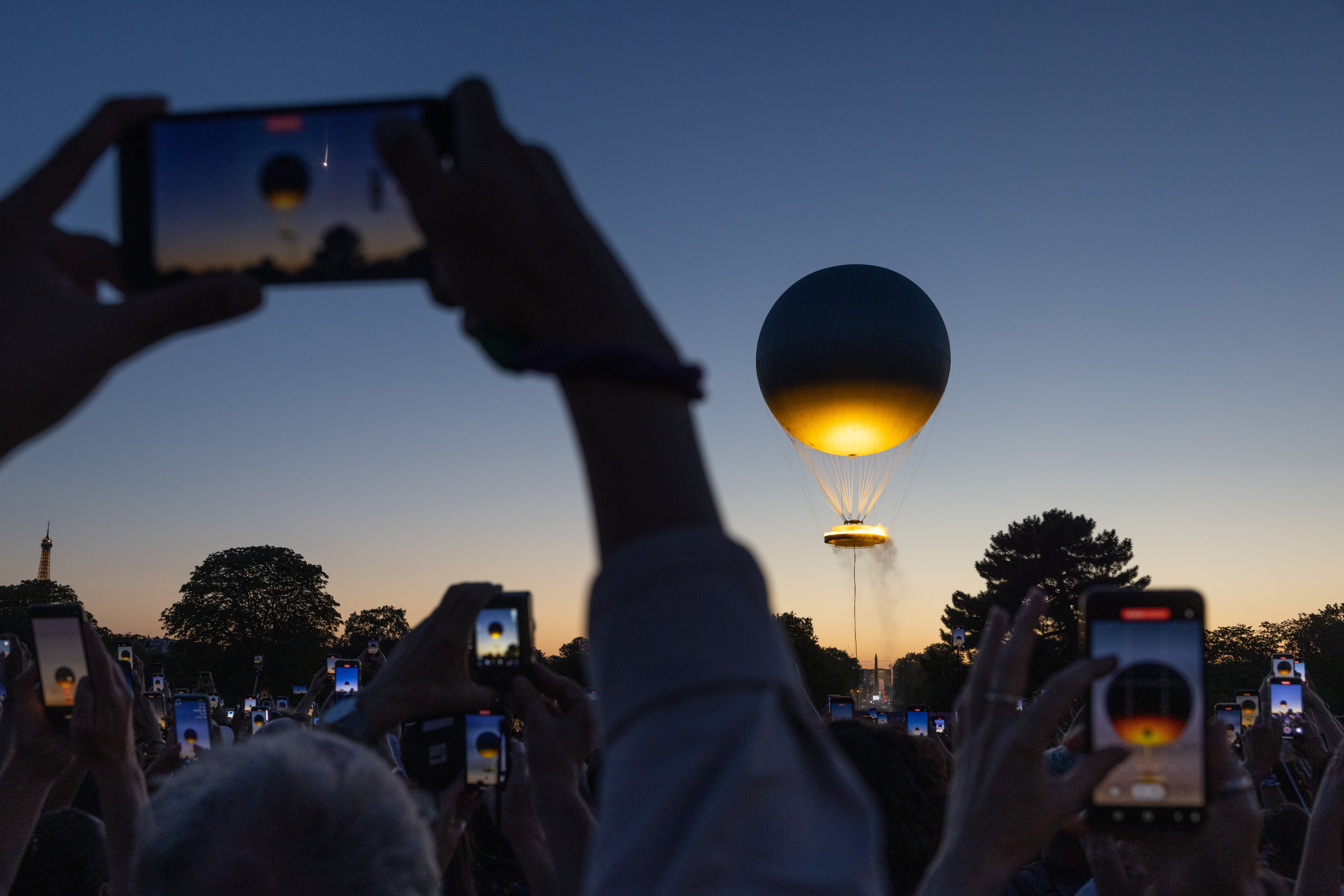 La vasque s'élèvera de nouveau dans le ciel parisien le soir de la cérémonie d'ouverture des Paralympiques, ce mercredi 28 août. LP/Arnaud Dumontier