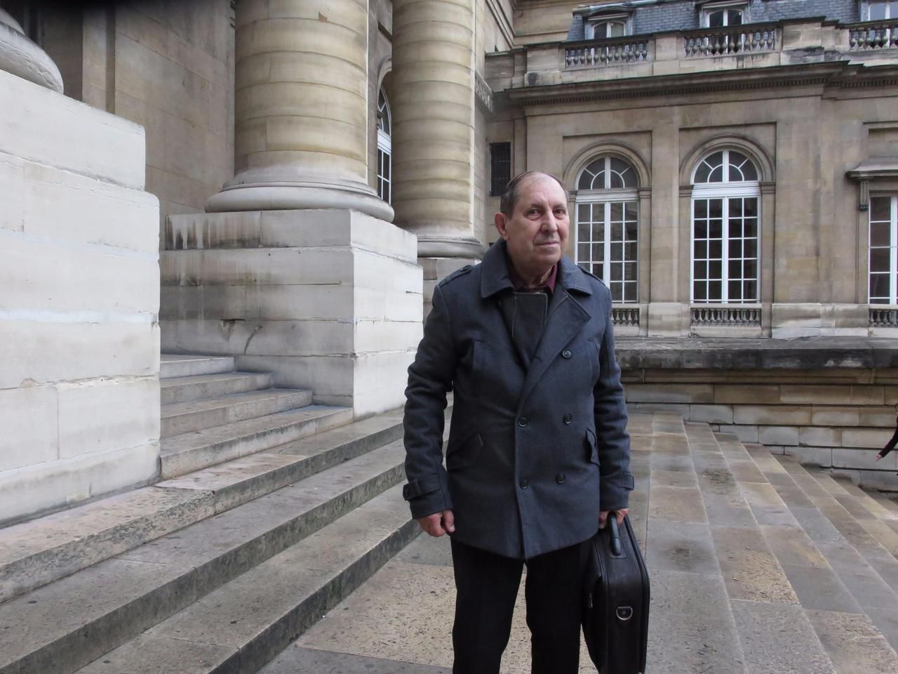 <b></b> Paris, ce vendredi. Alain Acariès se bat pour faire reconnaître que son fils a été victime du syndrome du Golfe. Palais de justice de Paris lors de l’audience devant le tribunal des pensions militaires. 