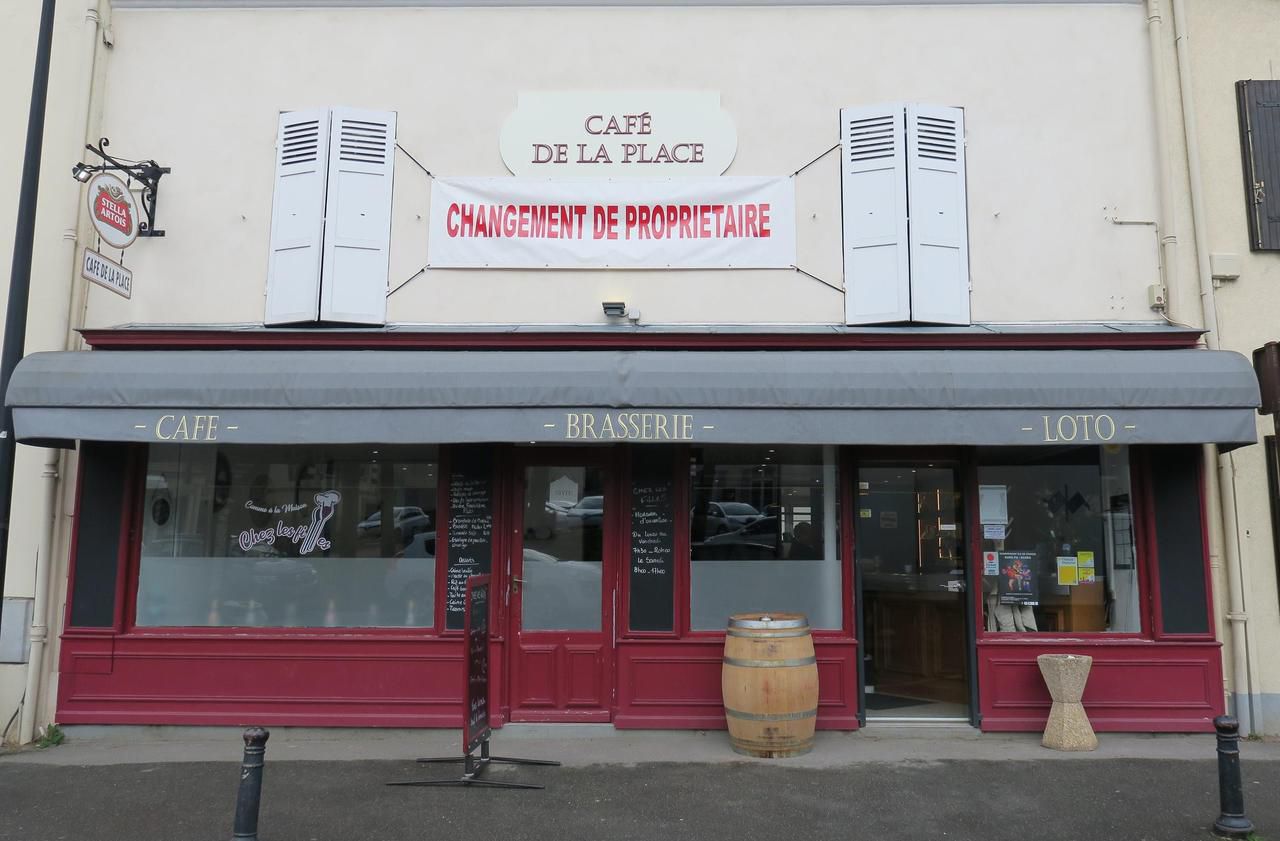 <b></b> Saint-Thibault-des-Vignes, vendredi 14 février 2020. Situé en face de la mairie, le café de la Place a récemment changé de propriétaire. Les conditions de la vente ont fait réagir des élus qui ont porté plainte.