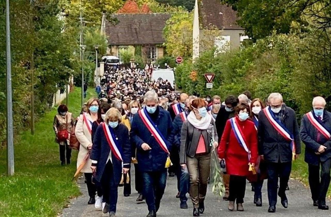 <b></b> Lorrez-le-Bocage, ce samedi. Une marche blanche en hommage à Samuel Paty a réuni près de 500 personnes entre la mairie et le collège Jacques-Prévert, où il a enseigné durant sept ans jusqu’en 2018.