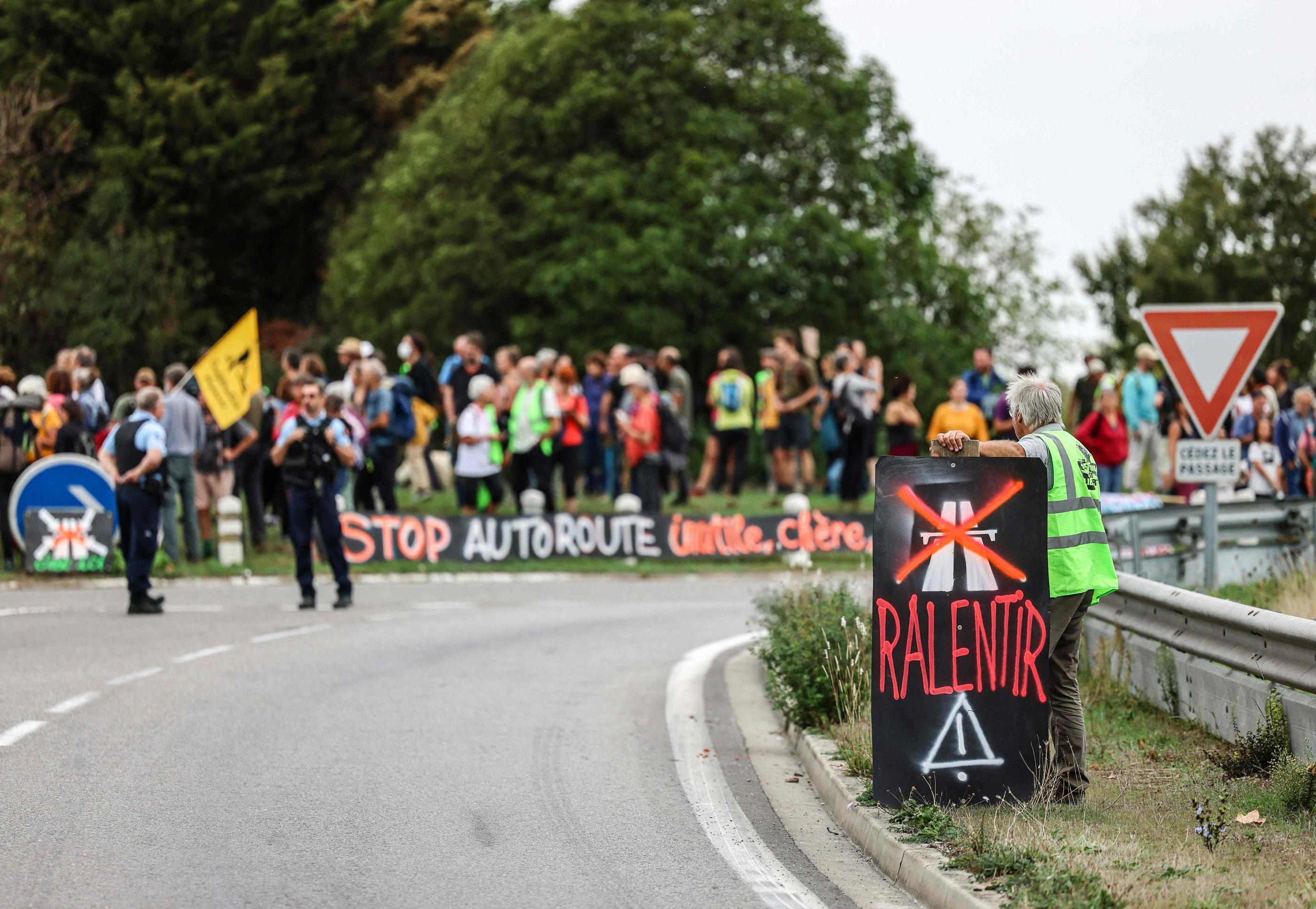 Des militants se mobilisent depuis des mois (ici en octobre 2022) contre le chantier de l'autoroute A69 qui doit relier Castres à Toulouse en 2025. AFP/Charly TRIBALLEAU