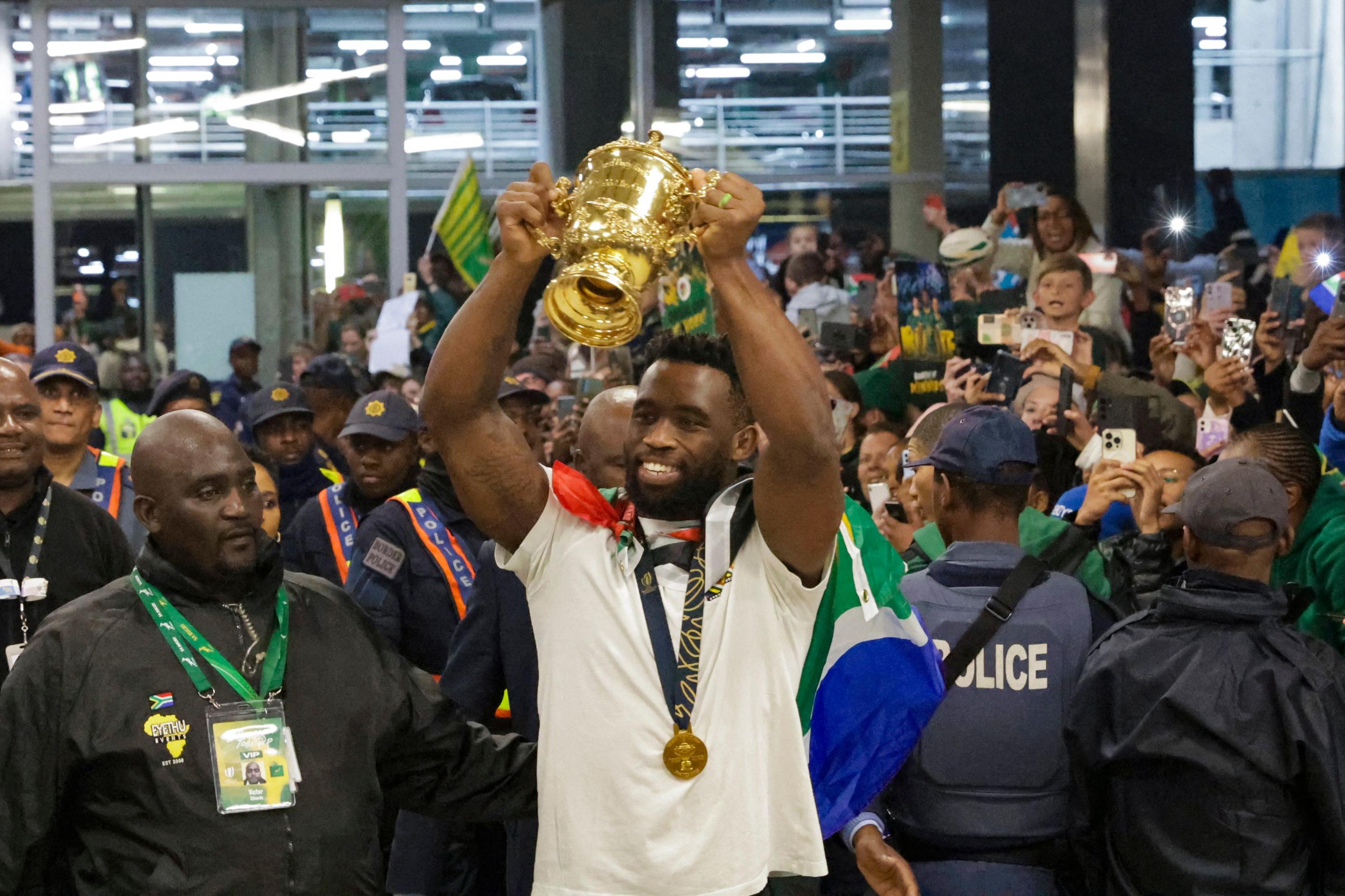 Siya Kolisi et les Sud-africains ont été accueillis en héros par la foule réunie à l'aéroport de Johannesbourg. Photo AFP/Guillem Sartorio