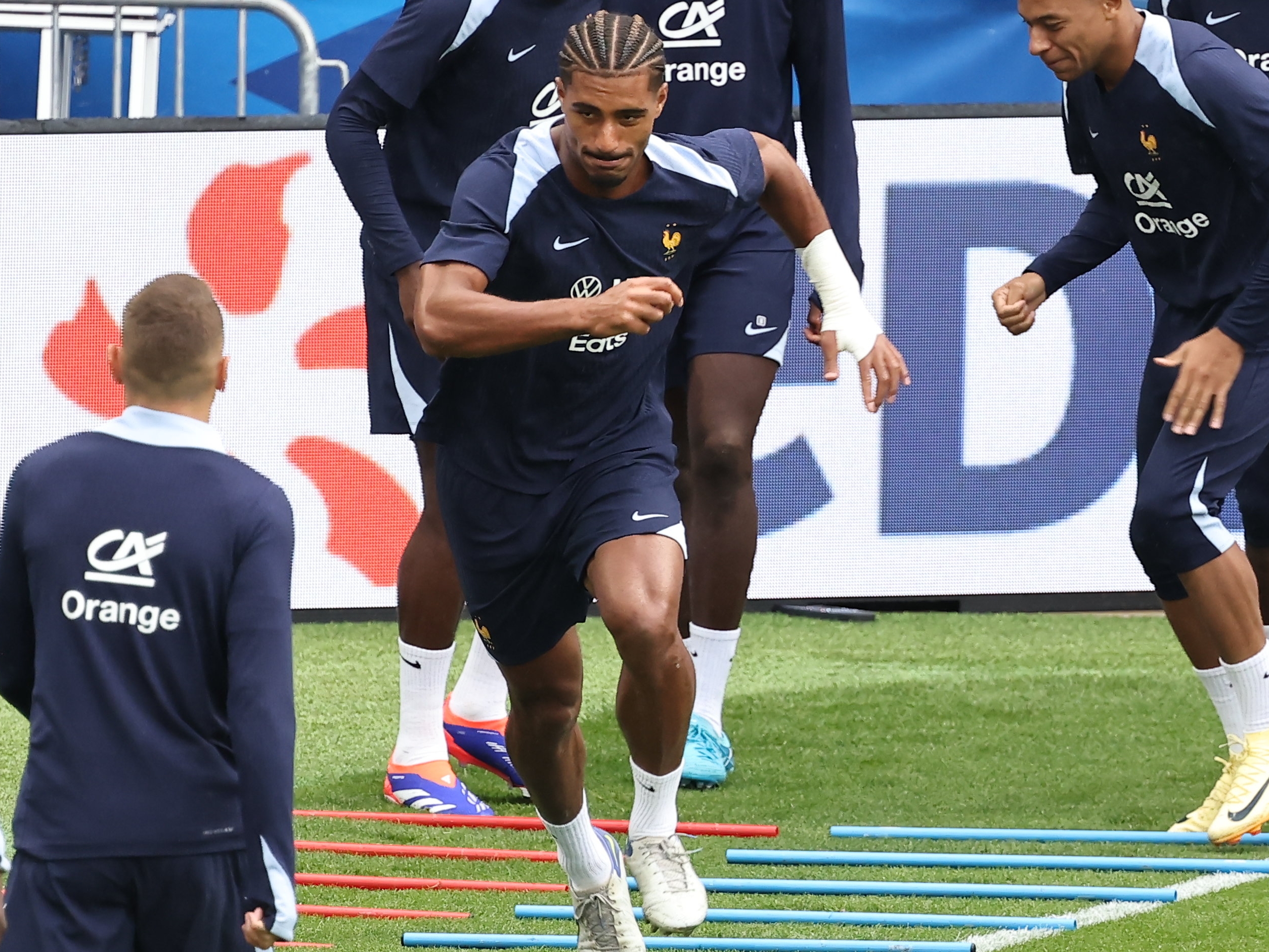 Loïc Badé à l'échauffement lors de la séance d'entraînement de veille de match face à l'Italie ce vendredi soir au Parc des Princes. LP / Fred Dugit