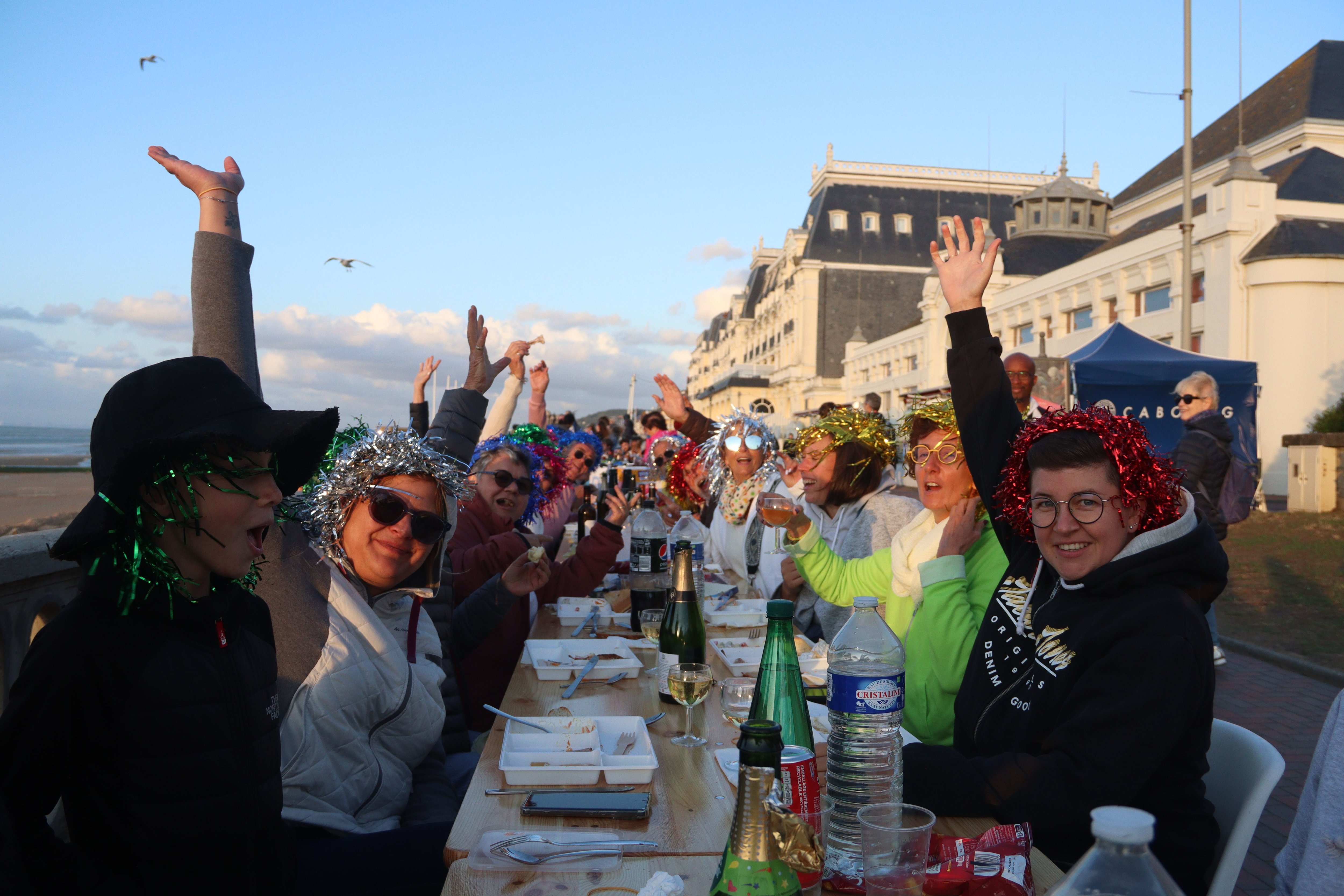 Environ 1000 tables sont disposées tout le long de la promenade Marcel Proust de Cabourg pour accueillir ce dîner populaire géant. LP/Esteban Pinel