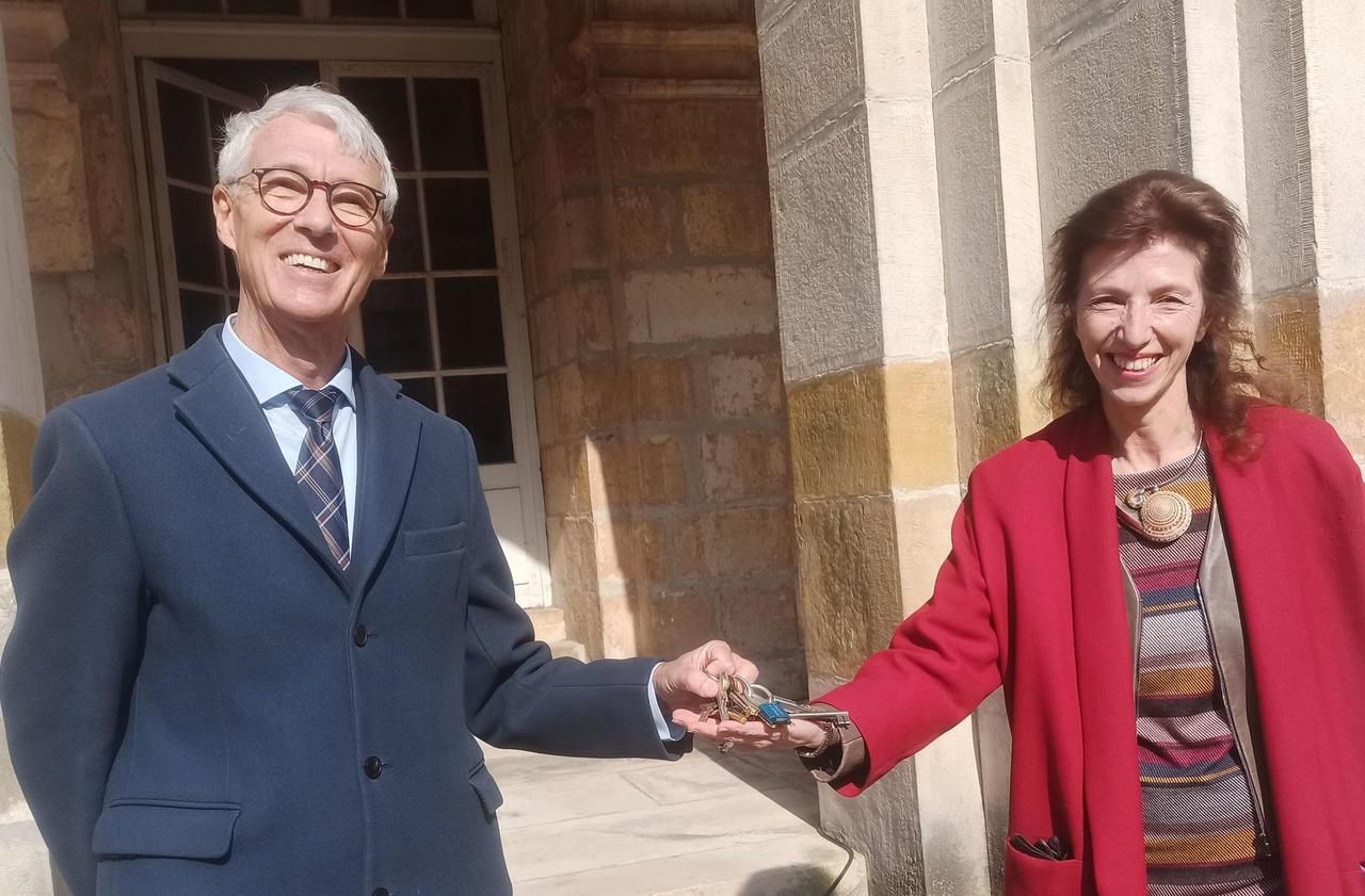 <b></b> Fontainebleau, lundi 8 mars 2021. Sans masque le temps du cliché, Jean-François Hébert a remis les clés du château à sa nouvelle présidente, Marie-Christine Labourdette.