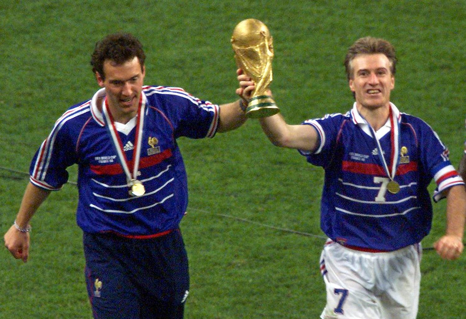 Au Stade de France à Saint-Denis (Seine-Saint-Denis), le 12 juillet 1998, quelques mois après l'inauguration de l'enceinte, Laurent Blanc et Didier Deschamps célèbrent leur sacre de champions de monde. AFP/Thomas Coex