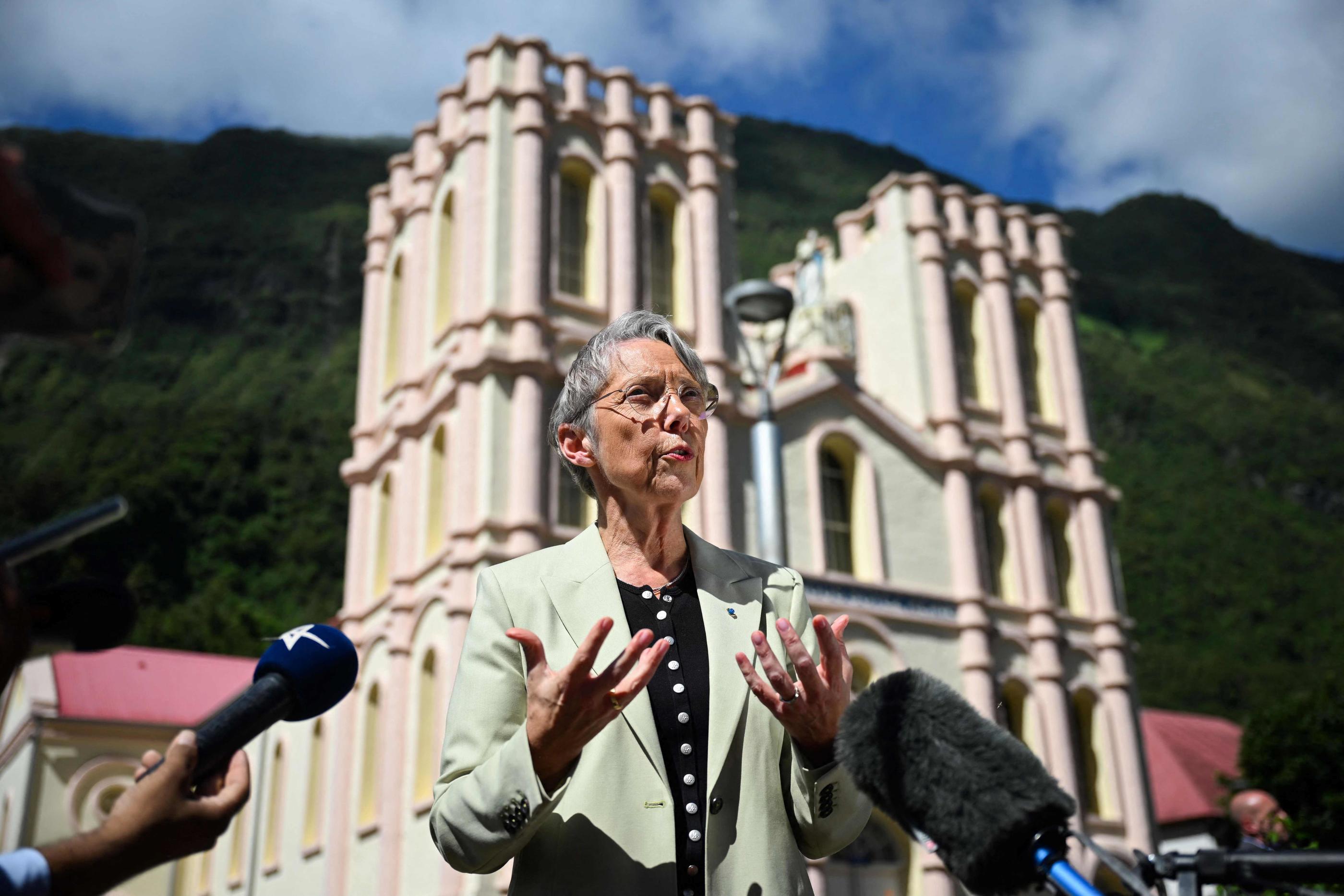 Salazie (La Réunion), jeudi. Elisabeth Borne s'exprime face aux journalistes. AFP/Emmanuel Dunand