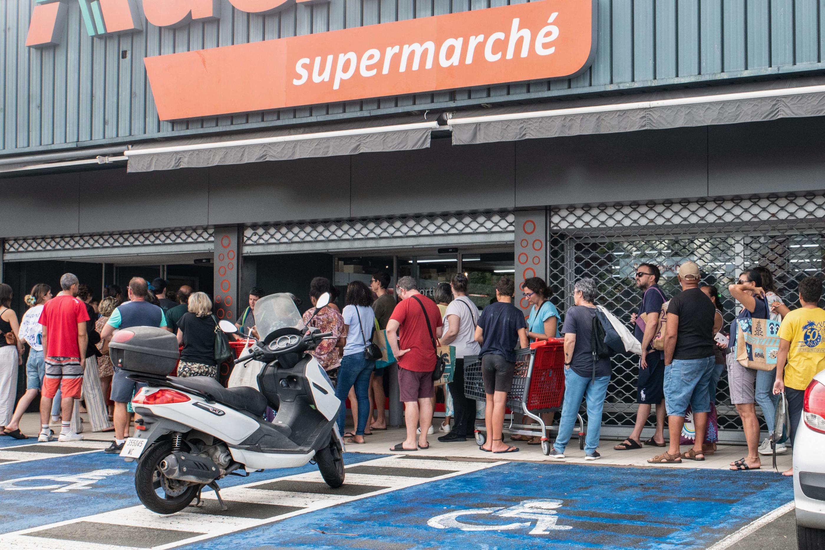 Devant les supermarchés, les files d'attente s'allongent. AFP/ Delphine Mayeur