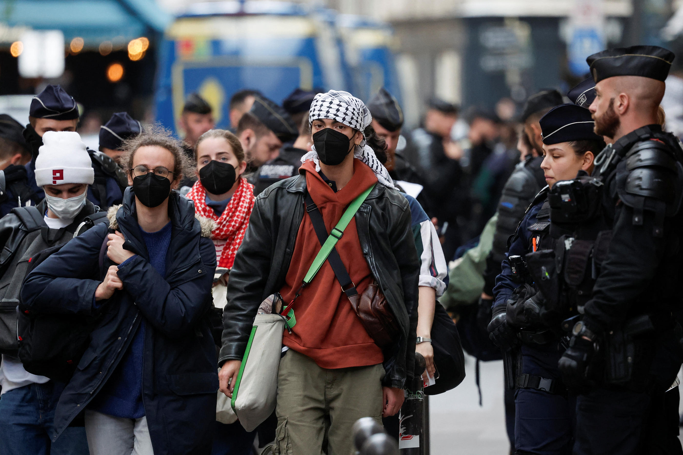 Des manifestants soutenant les Palestiniens de Gaza sont escortés par les forces de police lors de l'évacuation de l'université de Sciences-po Paris, le 3 mai 2024. REUTERS/Benoit Tessier