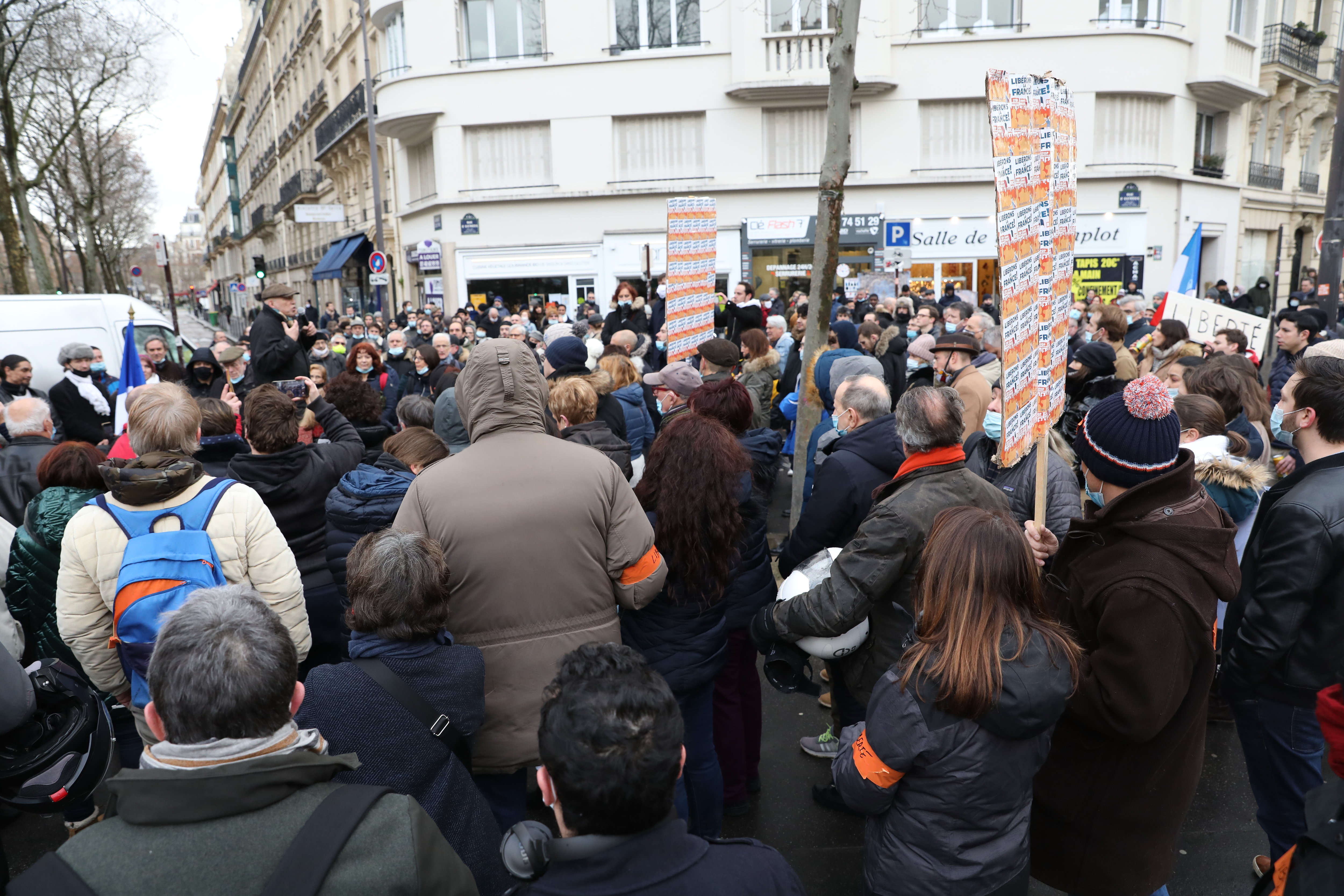 Pourquoi les manifestations contre les mesures sanitaires ne prennent pas en France