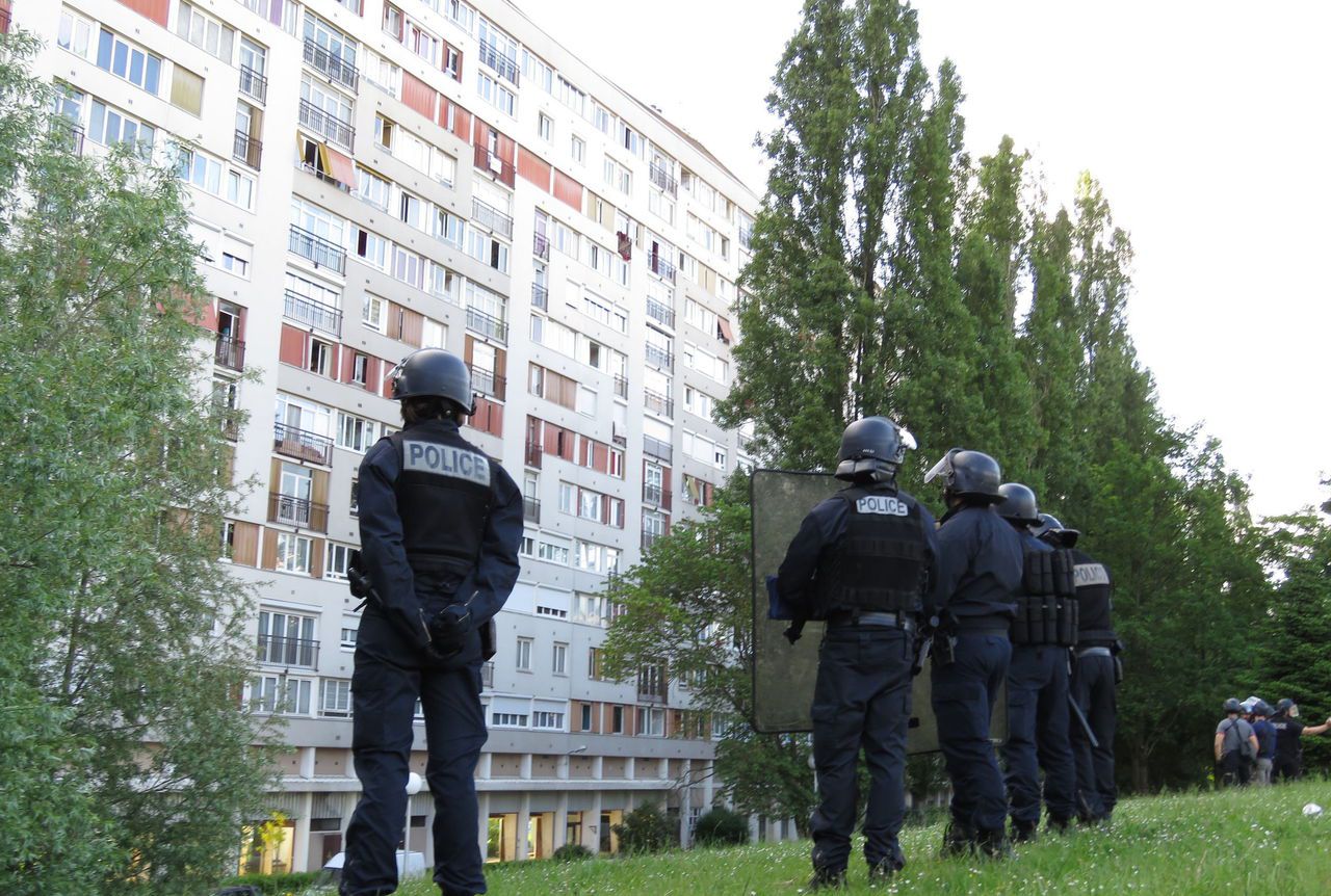 <b></b> Ce mardi soir, au sein du quartier de Grand-Vaux à Savigny-sur-Orge, les policiers ont été contraints de faire usage de grenades lacrymogènes pour se dégager d’un groupe d’assaillants.