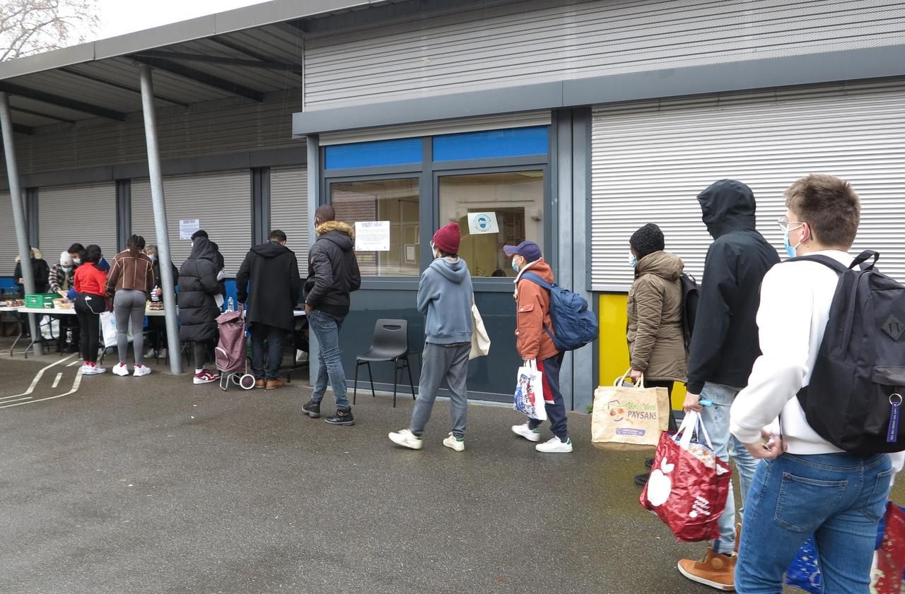 <b></b> Ivry-sur-Seine, samedi matin. En deux heures, plus de 150 étudiants sont venus récupérer des produits alimentaires, distribués notamment par l’Etal solidaire à la maison de quartier Ivry-Port.
