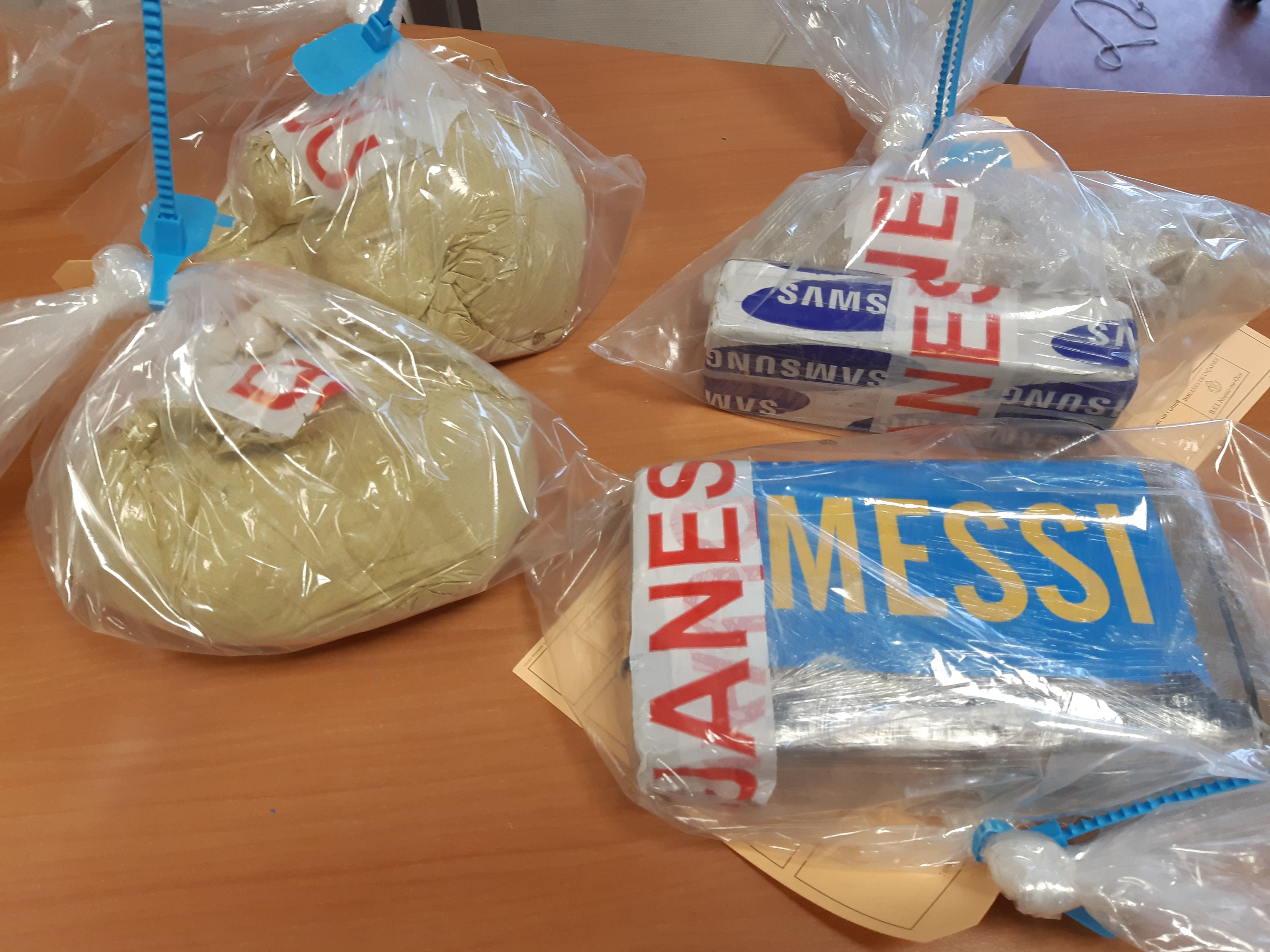 Ce jour-là, les douaniers ont mis la main sur 2 kg d'amphétamines, 1,1 kg de cocaïne et 1 kg  d'héroïne. Direction régionale des douanes de Picardie.